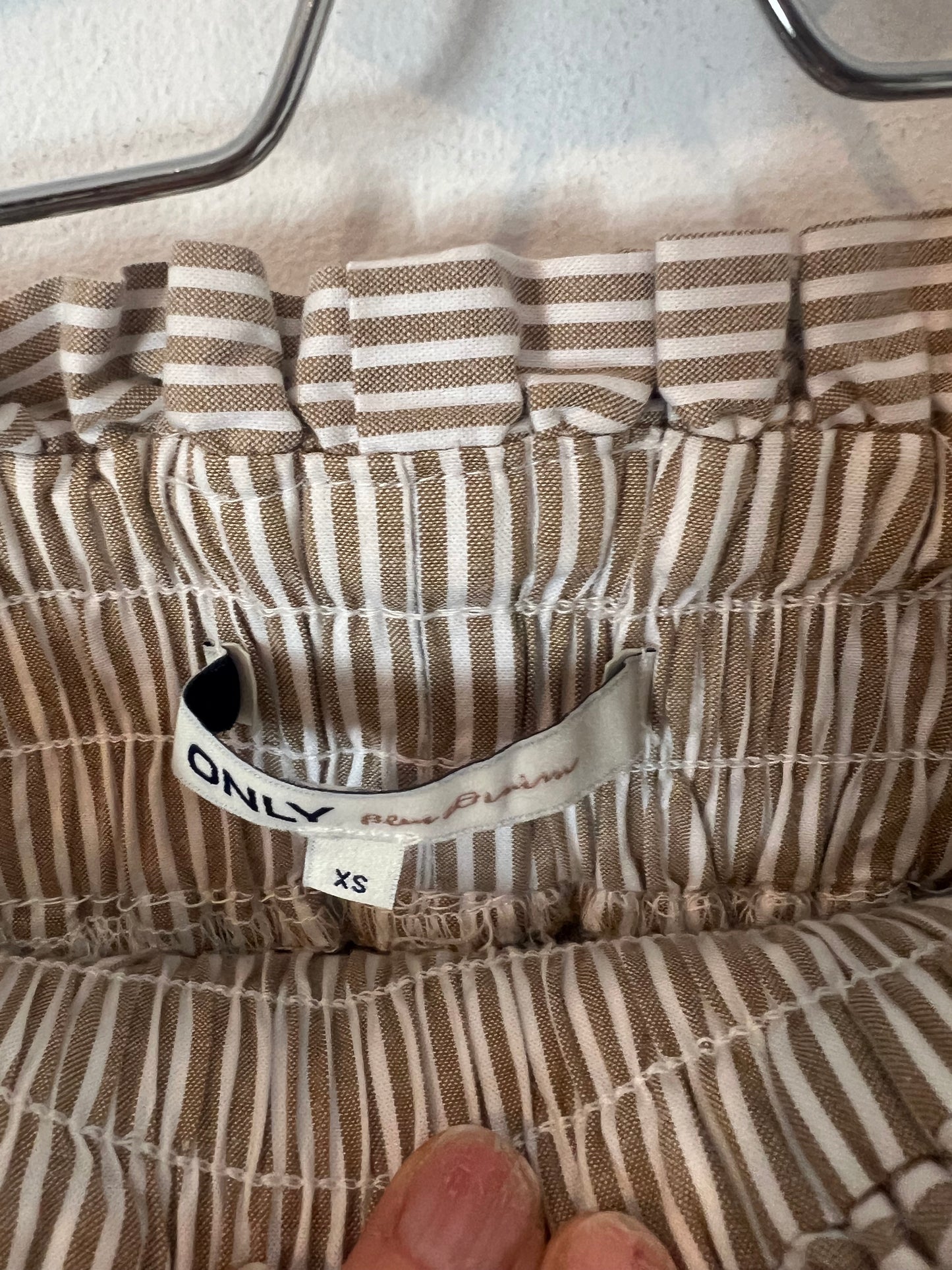 ONLY. Bermuda rayas beiges y blancas. T XS