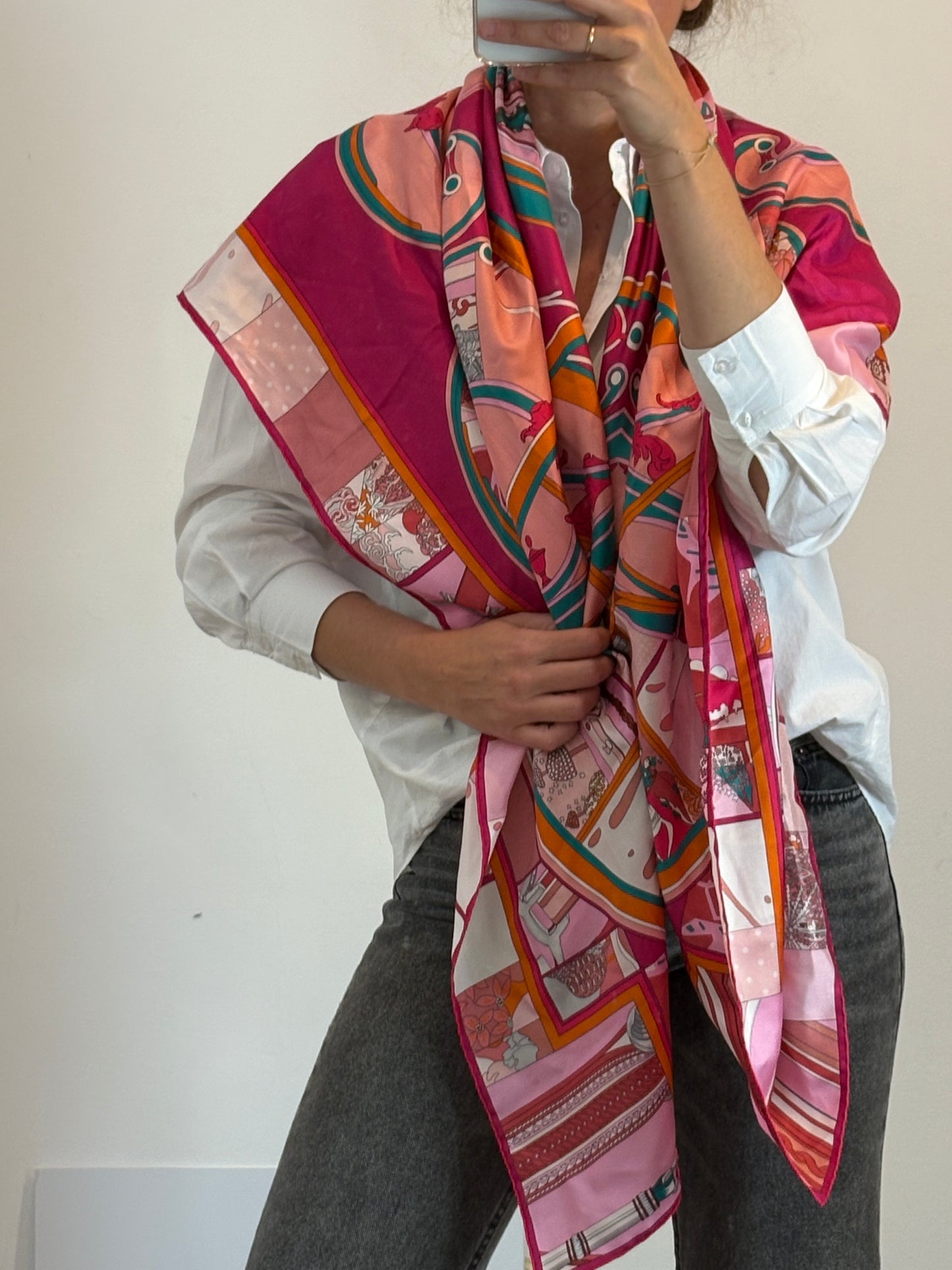 HERMÉS. Pañuelo rosa estampado