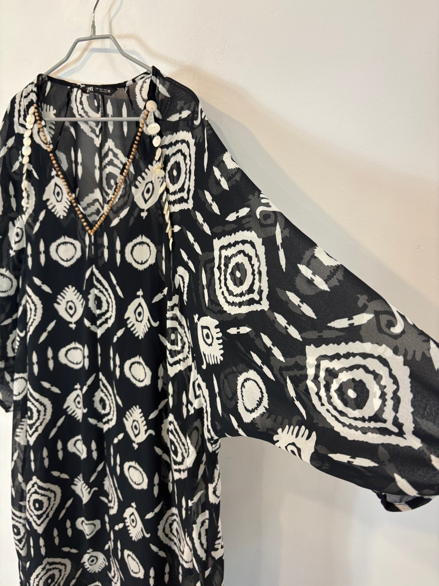 ZARA. Vestido kaftán azul estampado