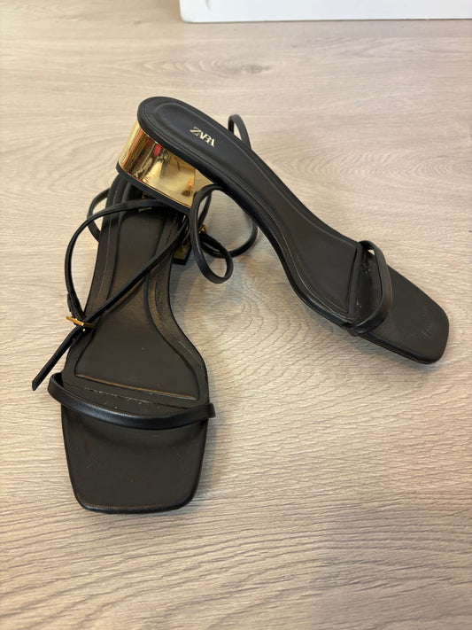 ZARA. Sandalia negra tacón dorado T.38