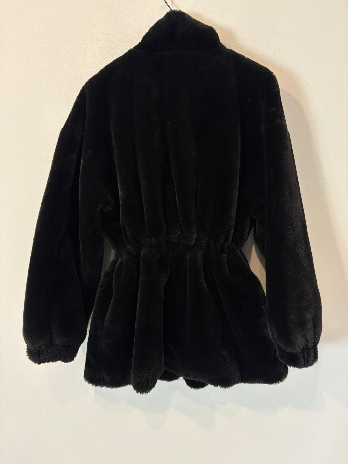 ZARA. Abrigo negro pelo