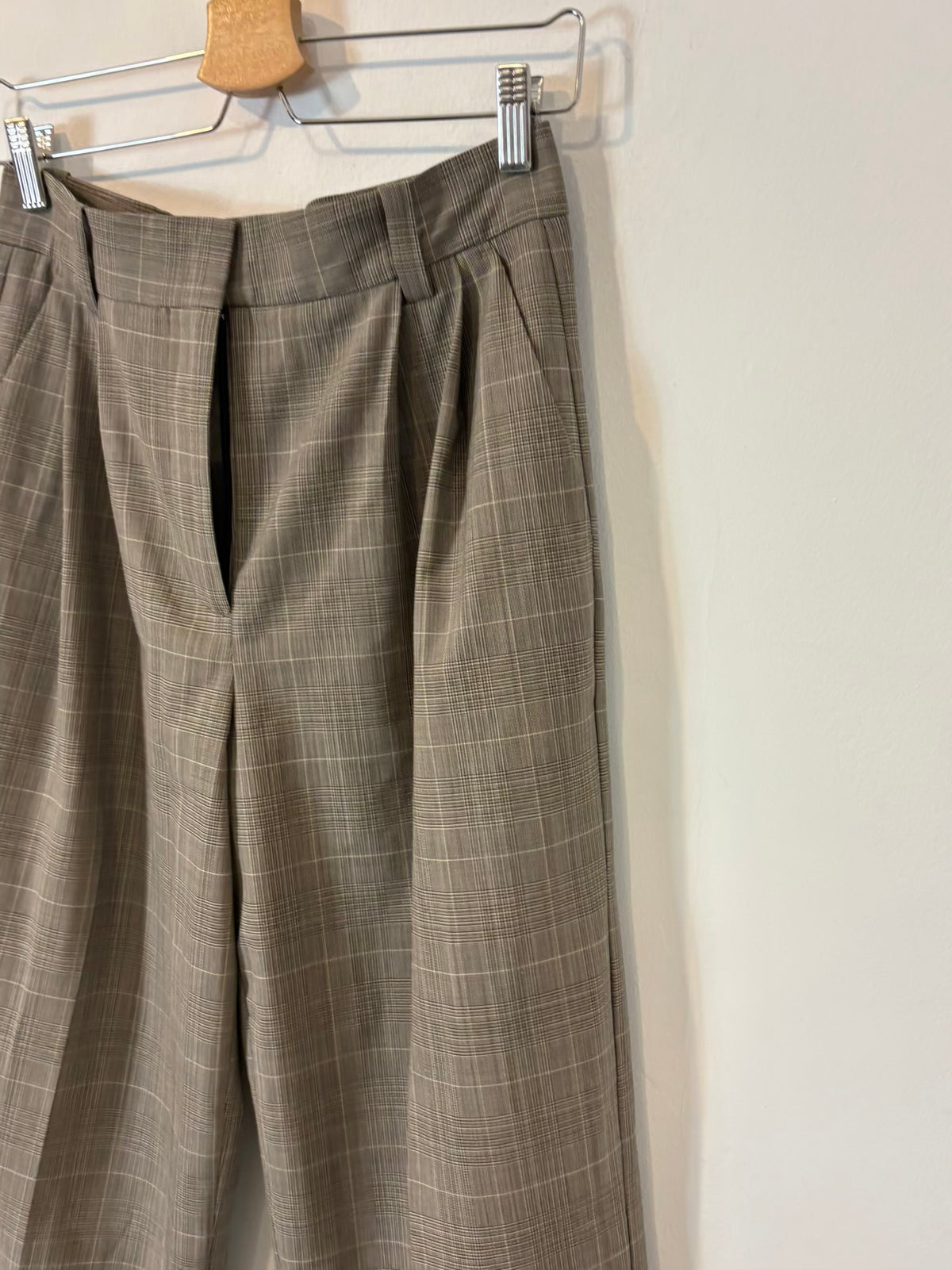 MAJE. Pantalón gris cuadros
