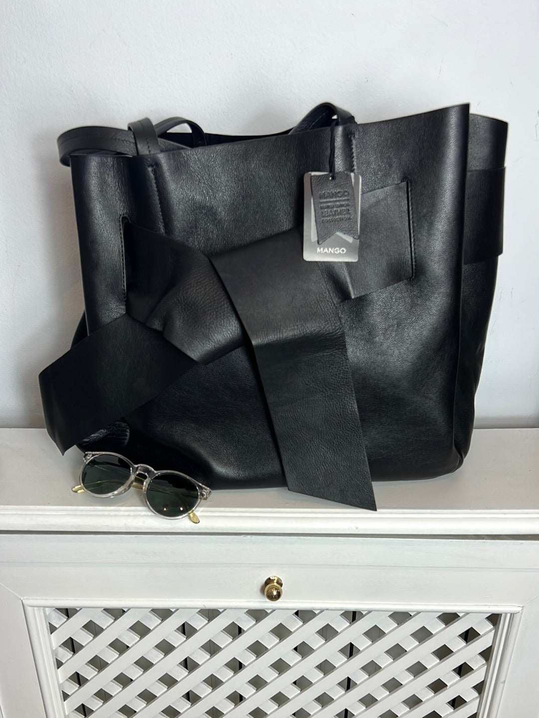 MANGO. Bolso shopper negro piel