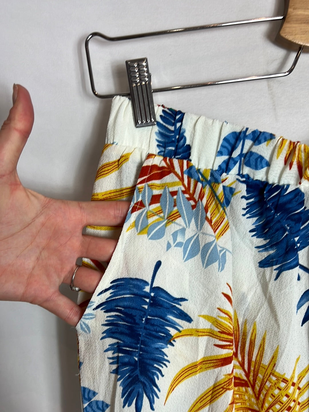 OTHERS. White floral culottes. TL/XL