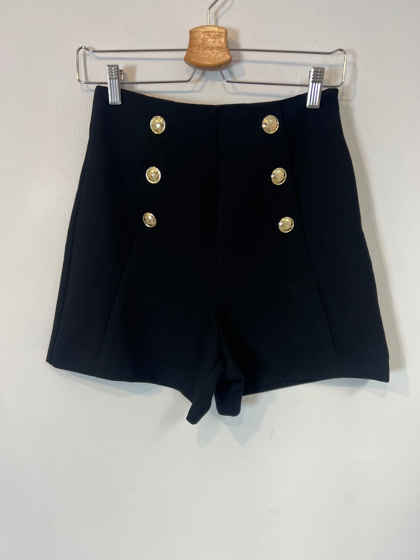ZARA. Button-detailed shorts. XS