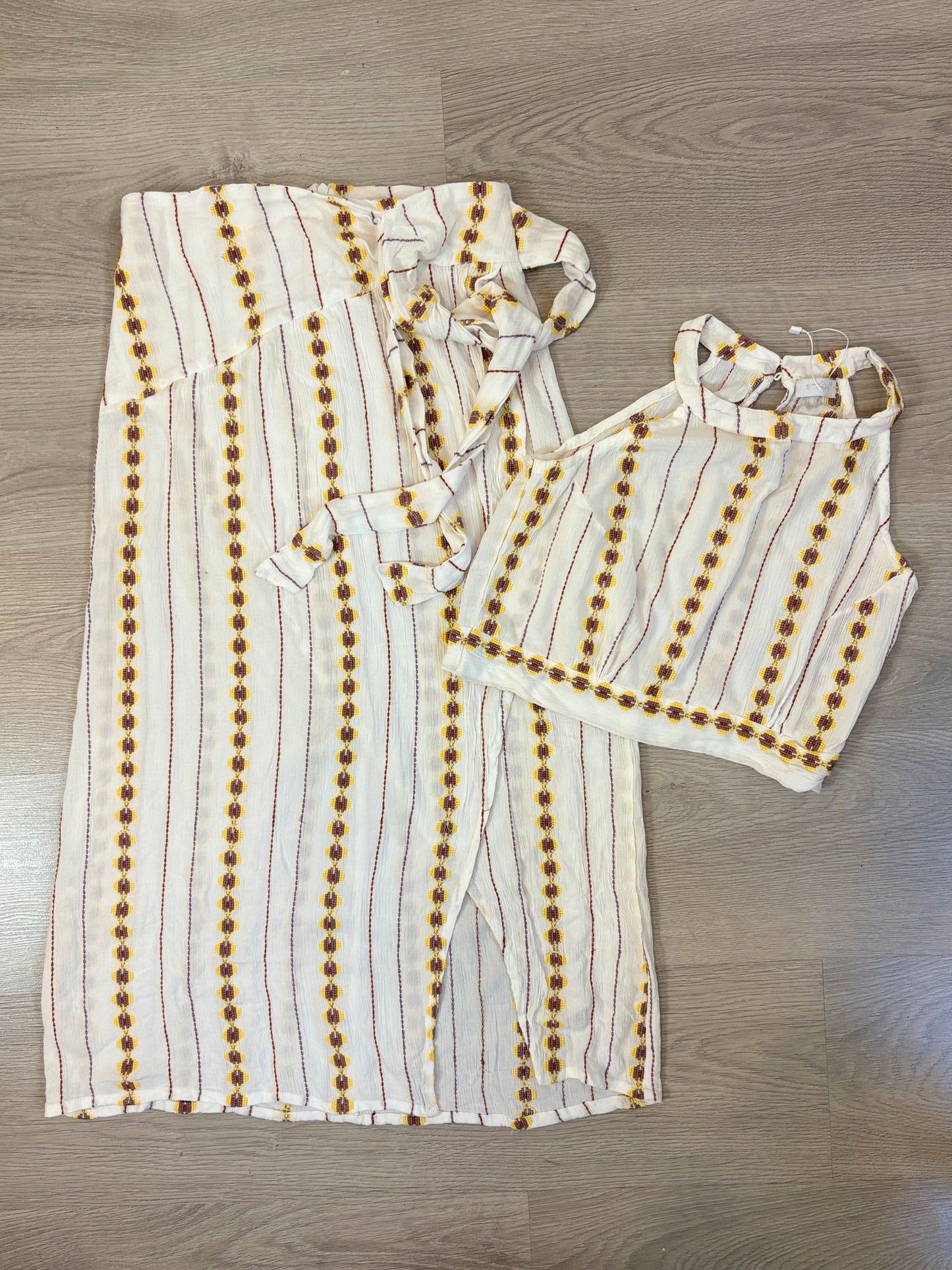 STRENA. Conjunto falta y top bordados