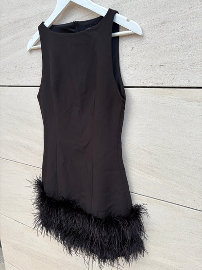 ZARA. Vestido corto plumas