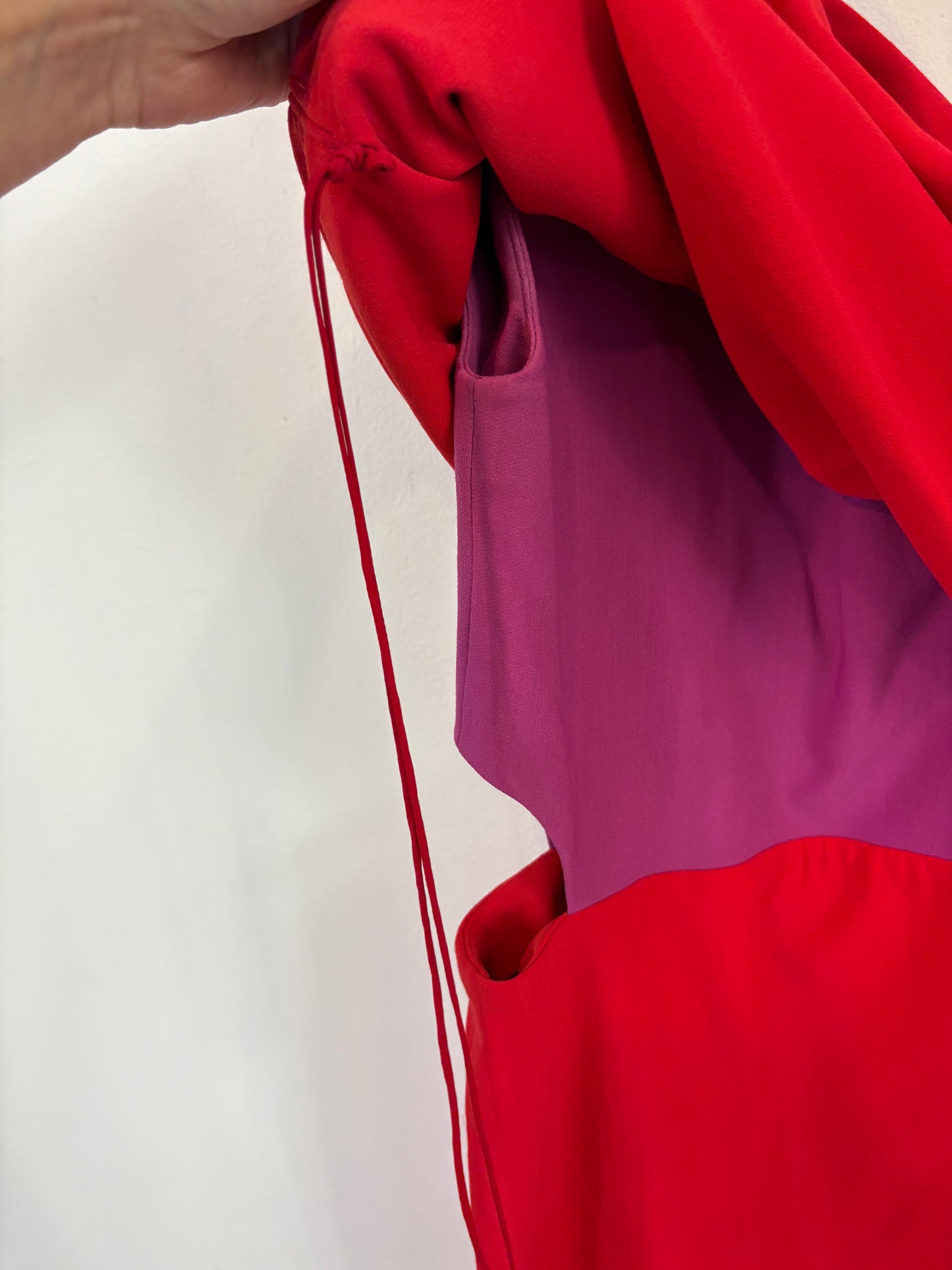 HANEY. Vestido corto bicolor asimétrico