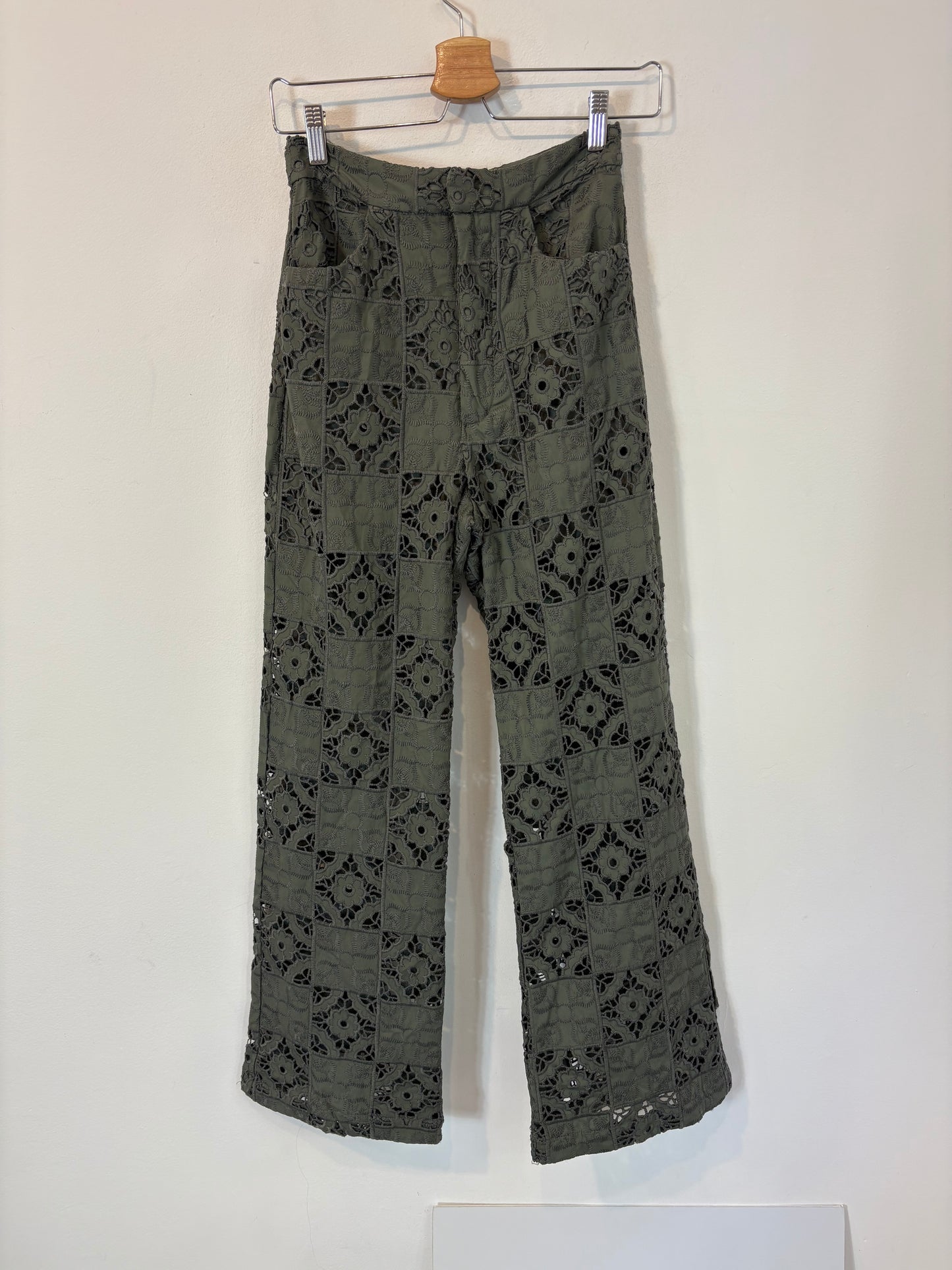 ZARA. Pantalón verde troquelado T.xs
