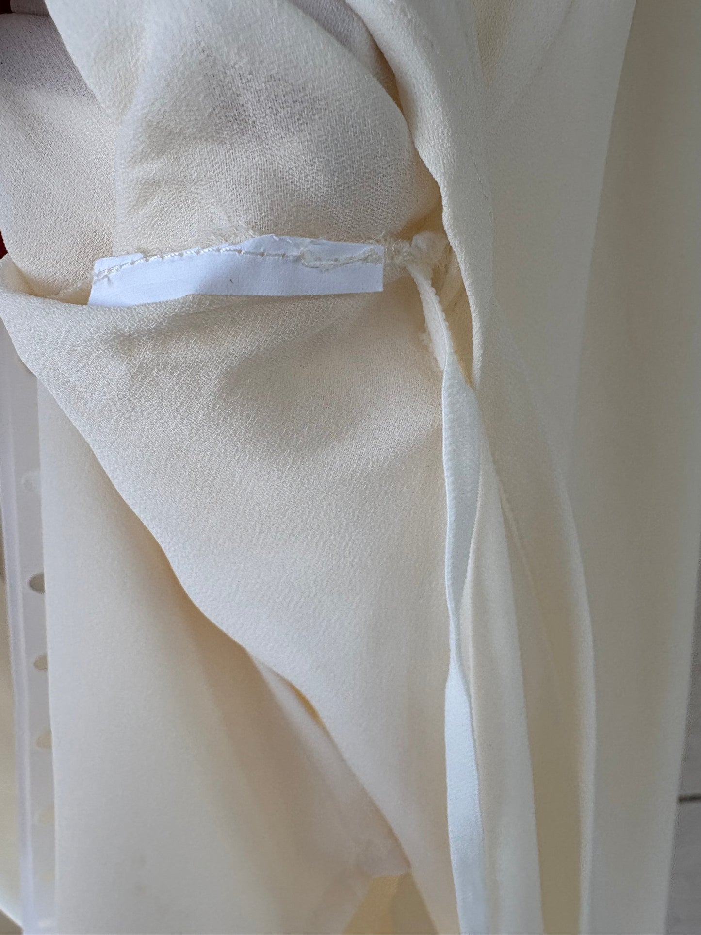 MARIA CALDERARA. Total look fluido color crudo