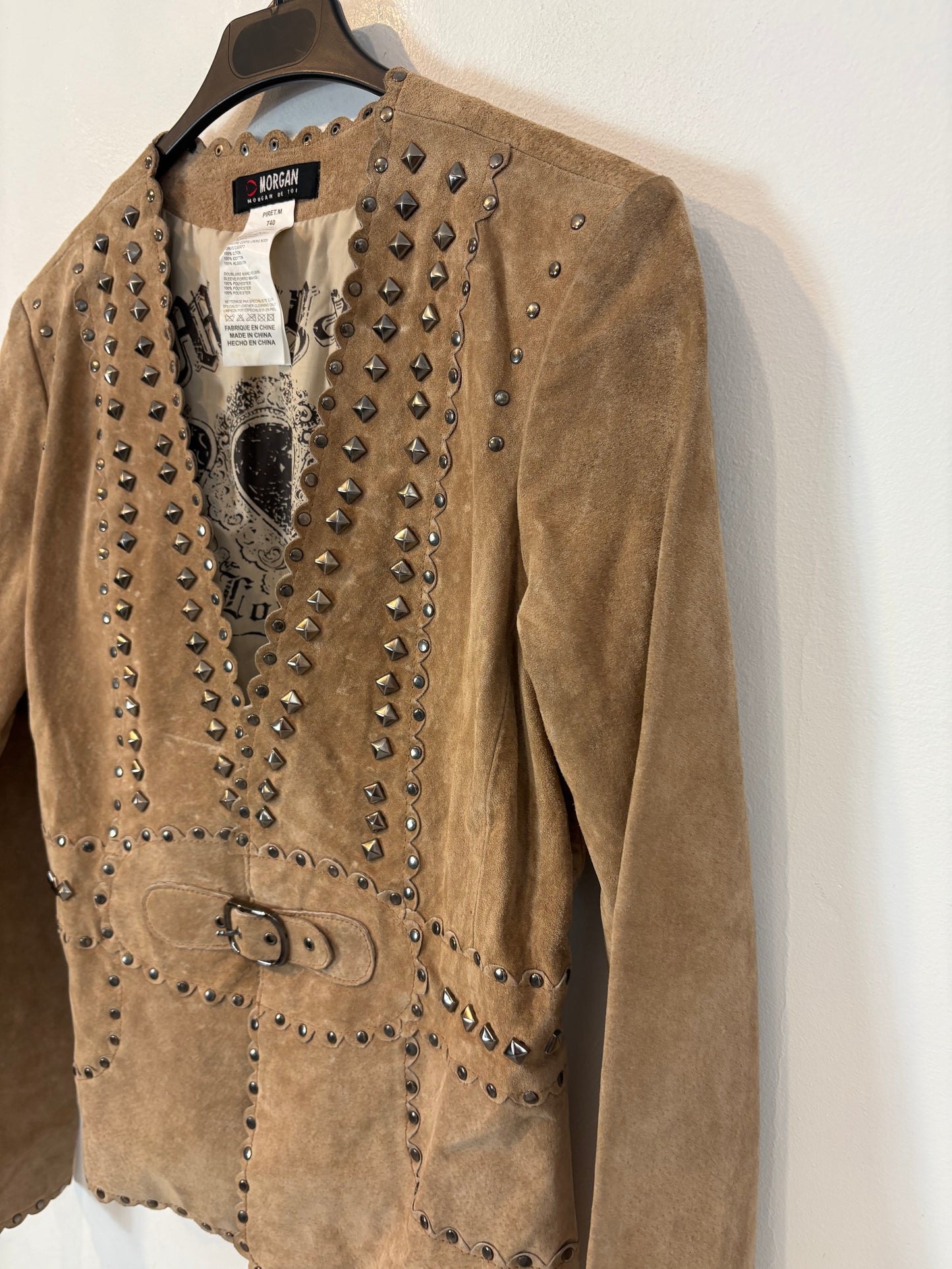 MORGAN. Chaqueta ante beige tachuelas