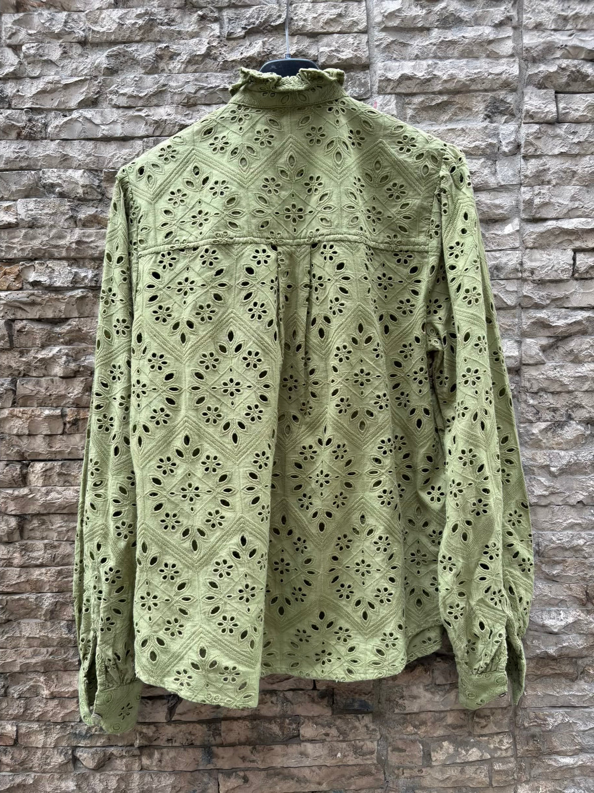 MAKSU. Blusa verde troquelada