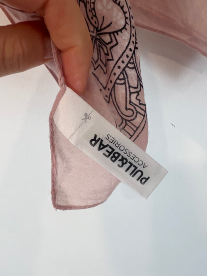 PULL&BEAR. Pañuelo rosa estampado