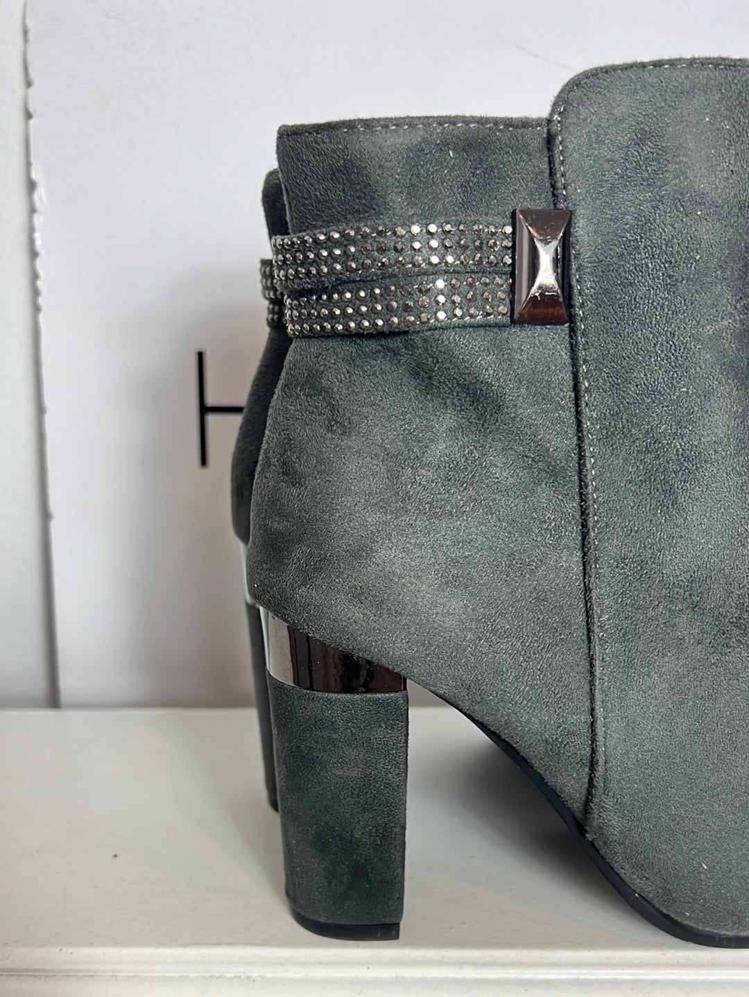 AITA. Botines grises detalles. T 40