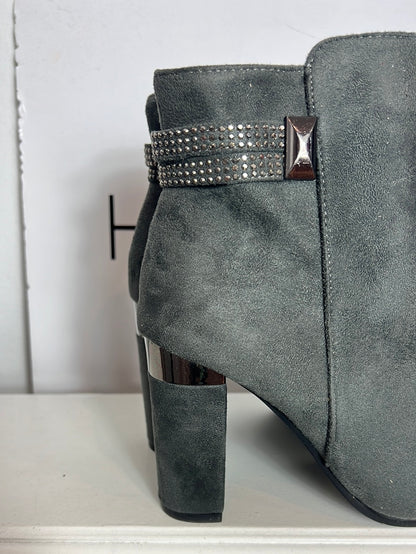 AITA. Botines grises detalles. T 40