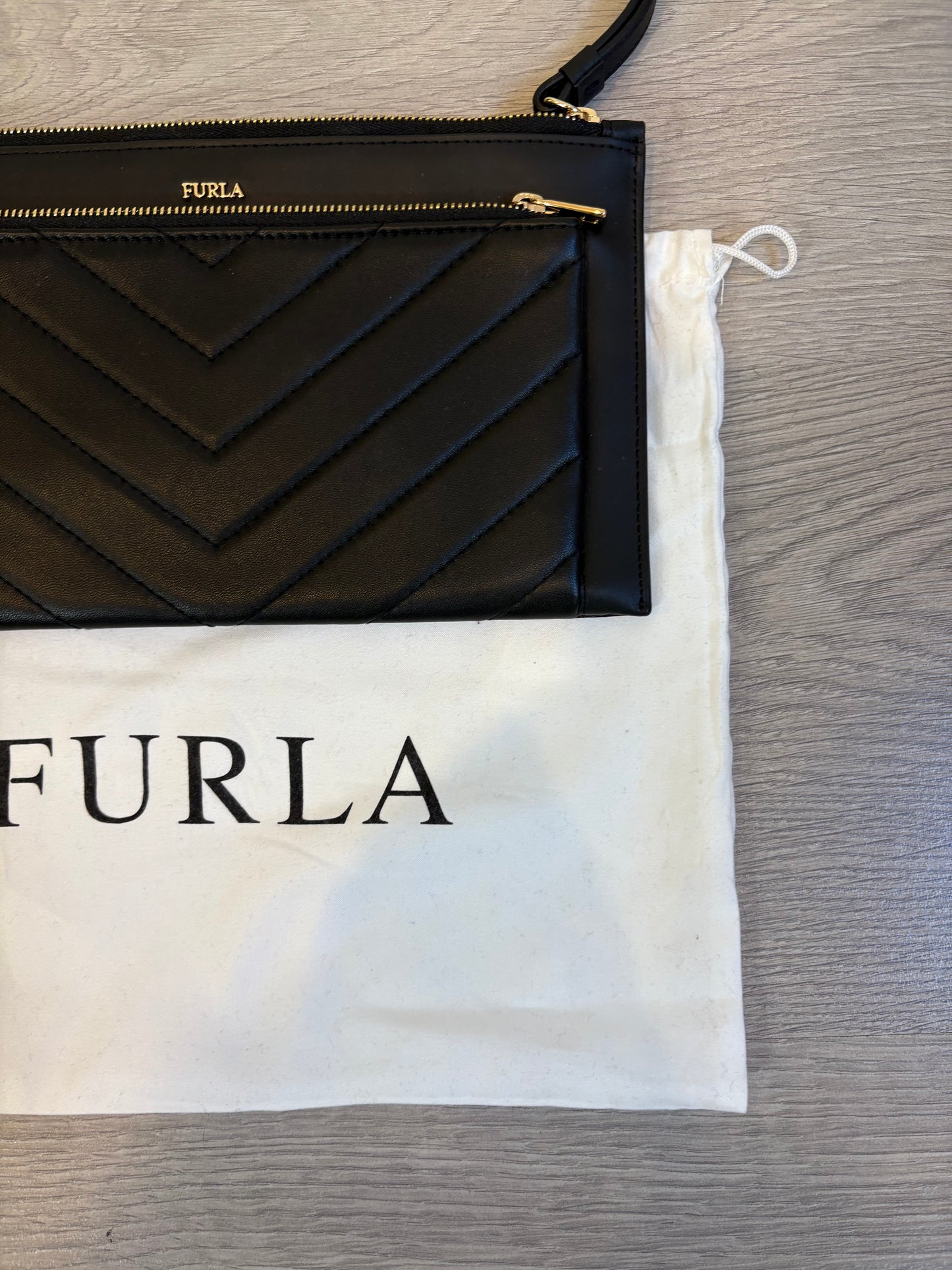 FURLA. Cartera de mano piel