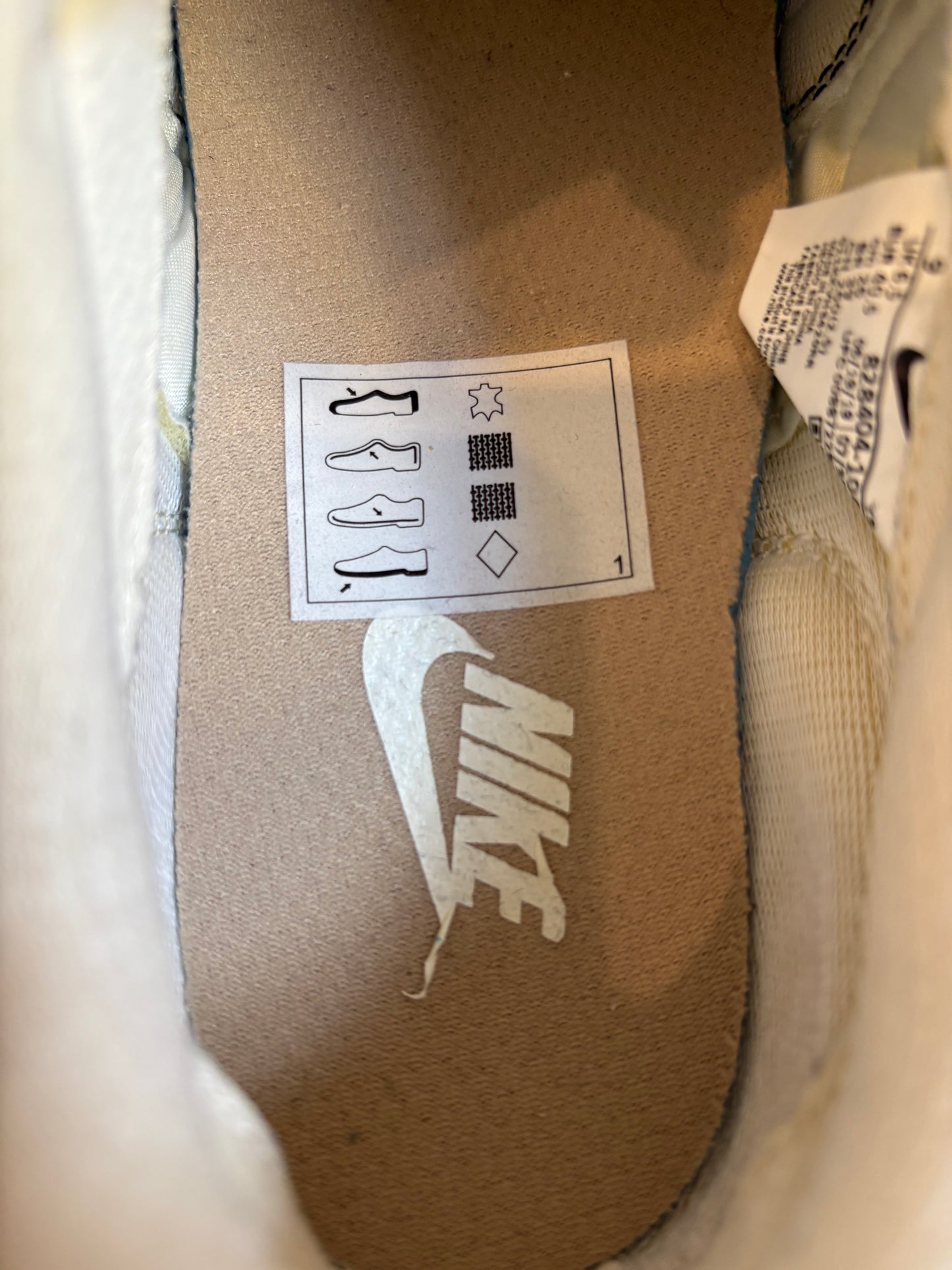 NIKE. Zapatillas beige piel