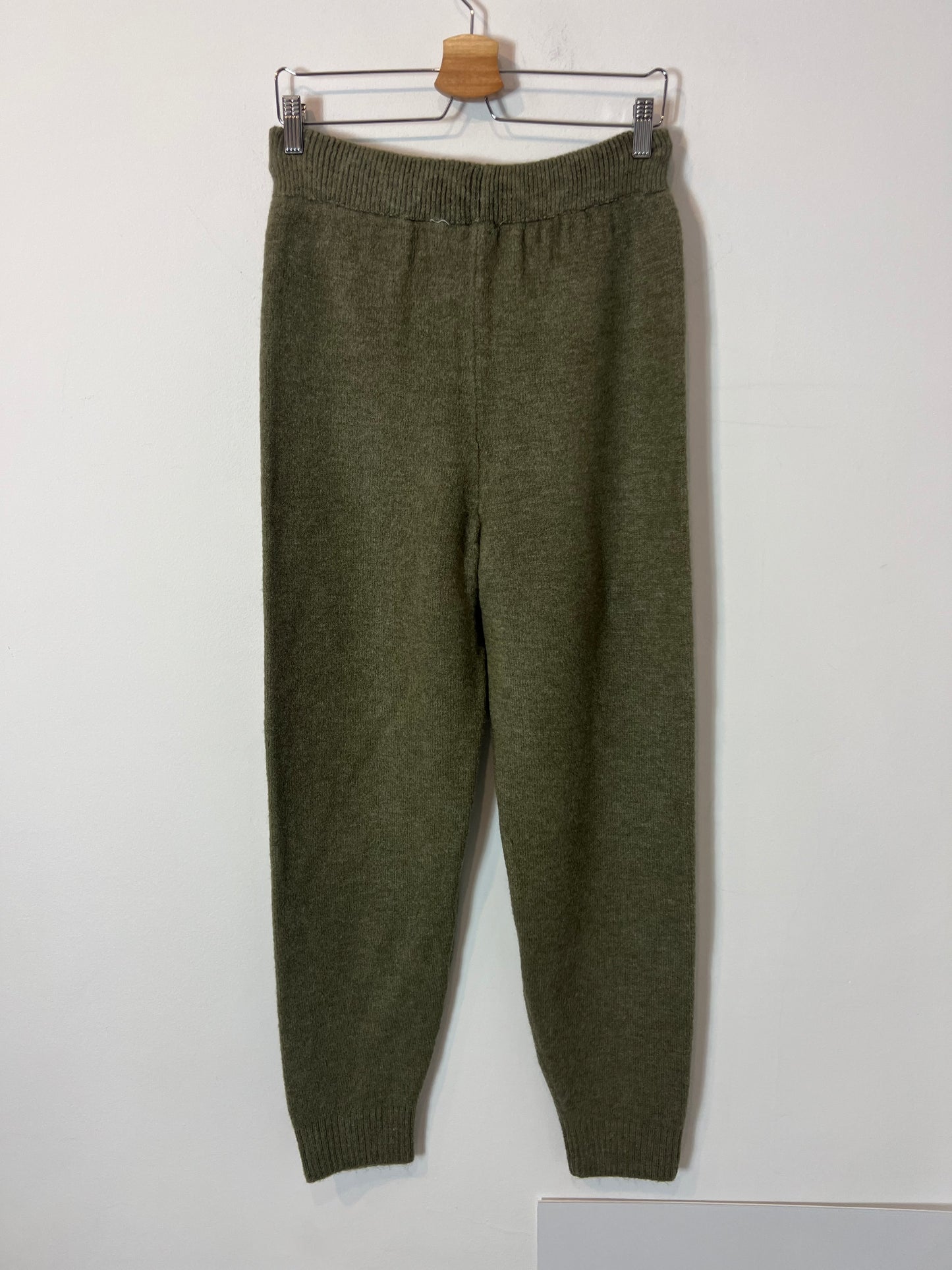 MANGO. Pantalón punto verde jaspeado. T M