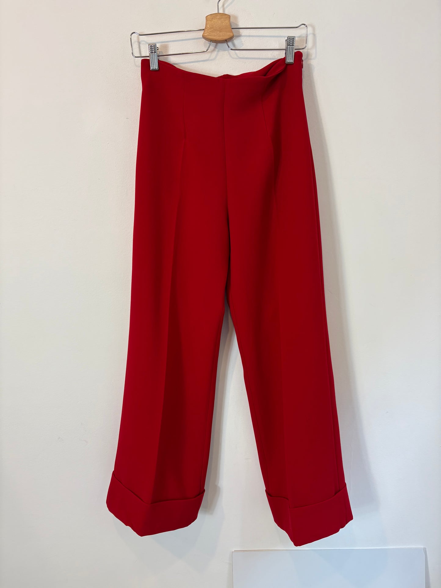 REDONDO BRAND. Red pleated trousers. TS