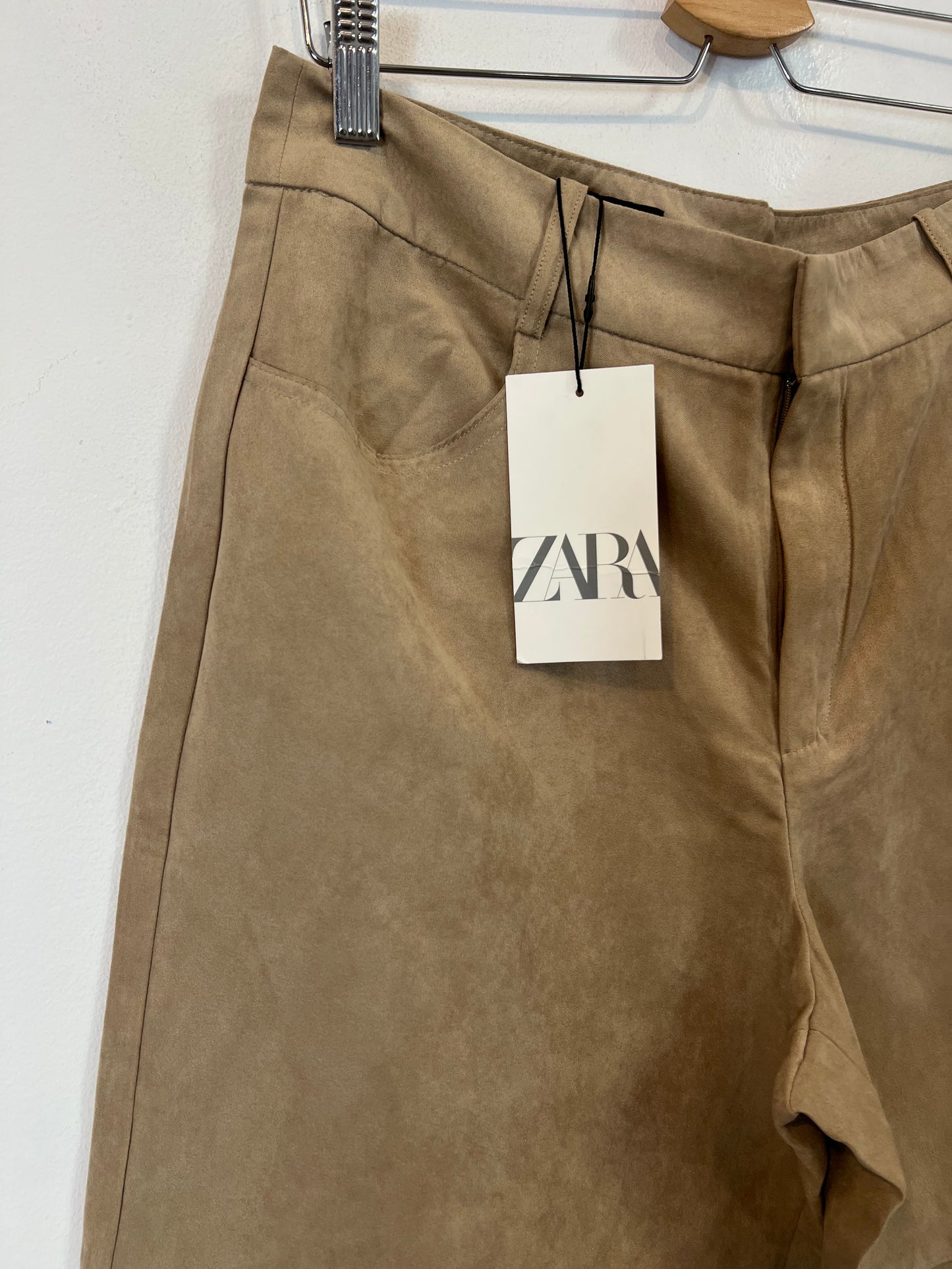 ZARA. Pantalón beige antelina T.l