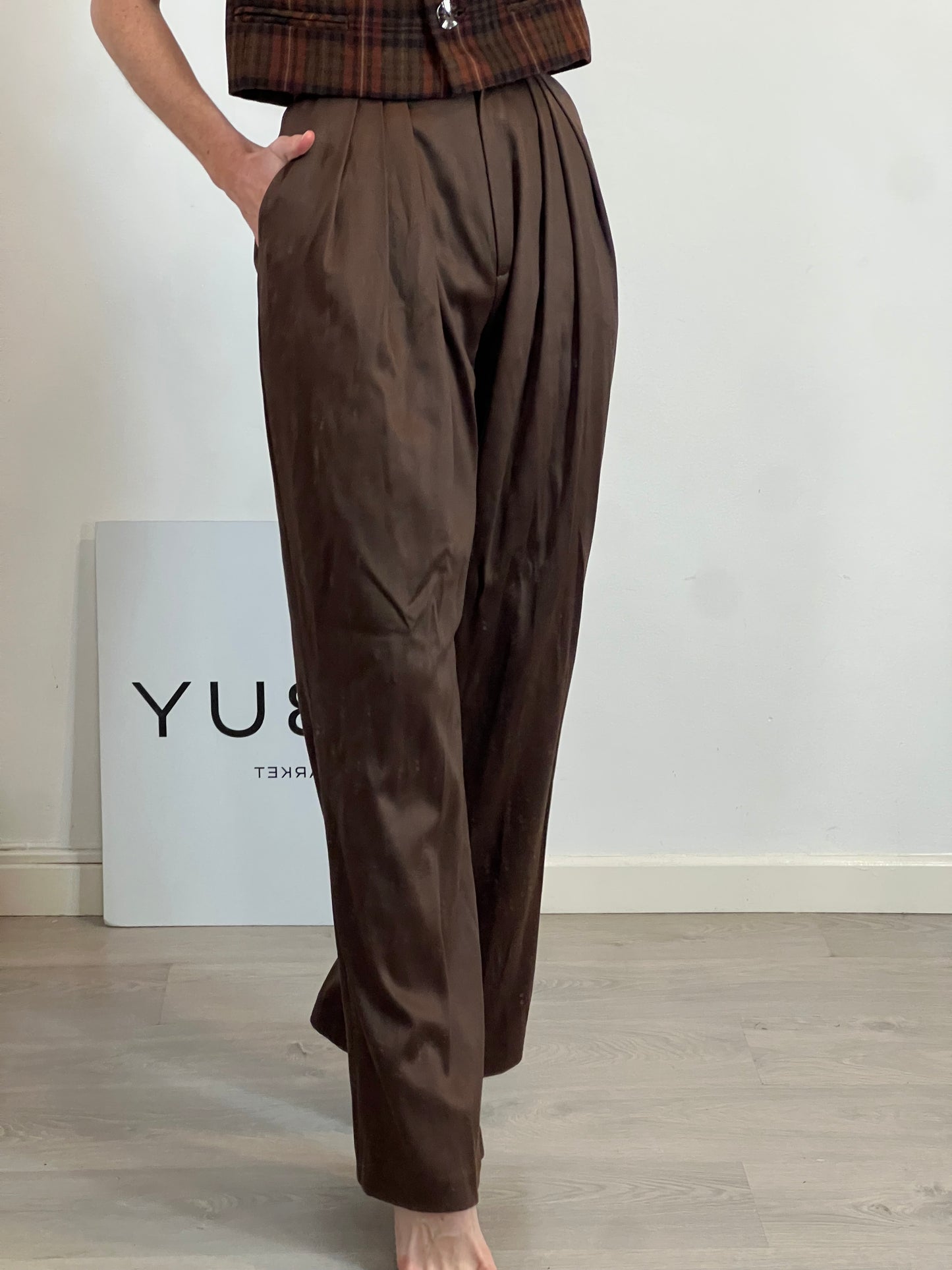 REDONDO STUDIO. Pantalón marrón chocolate pinzas