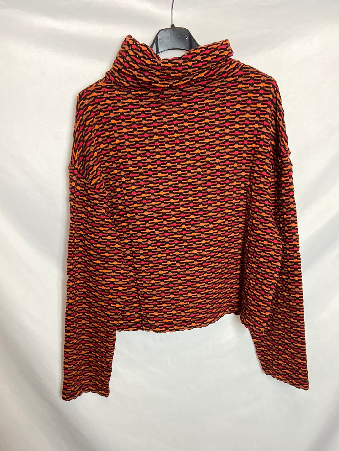 ZARA. Jersey rojo estampado con textura. T.M