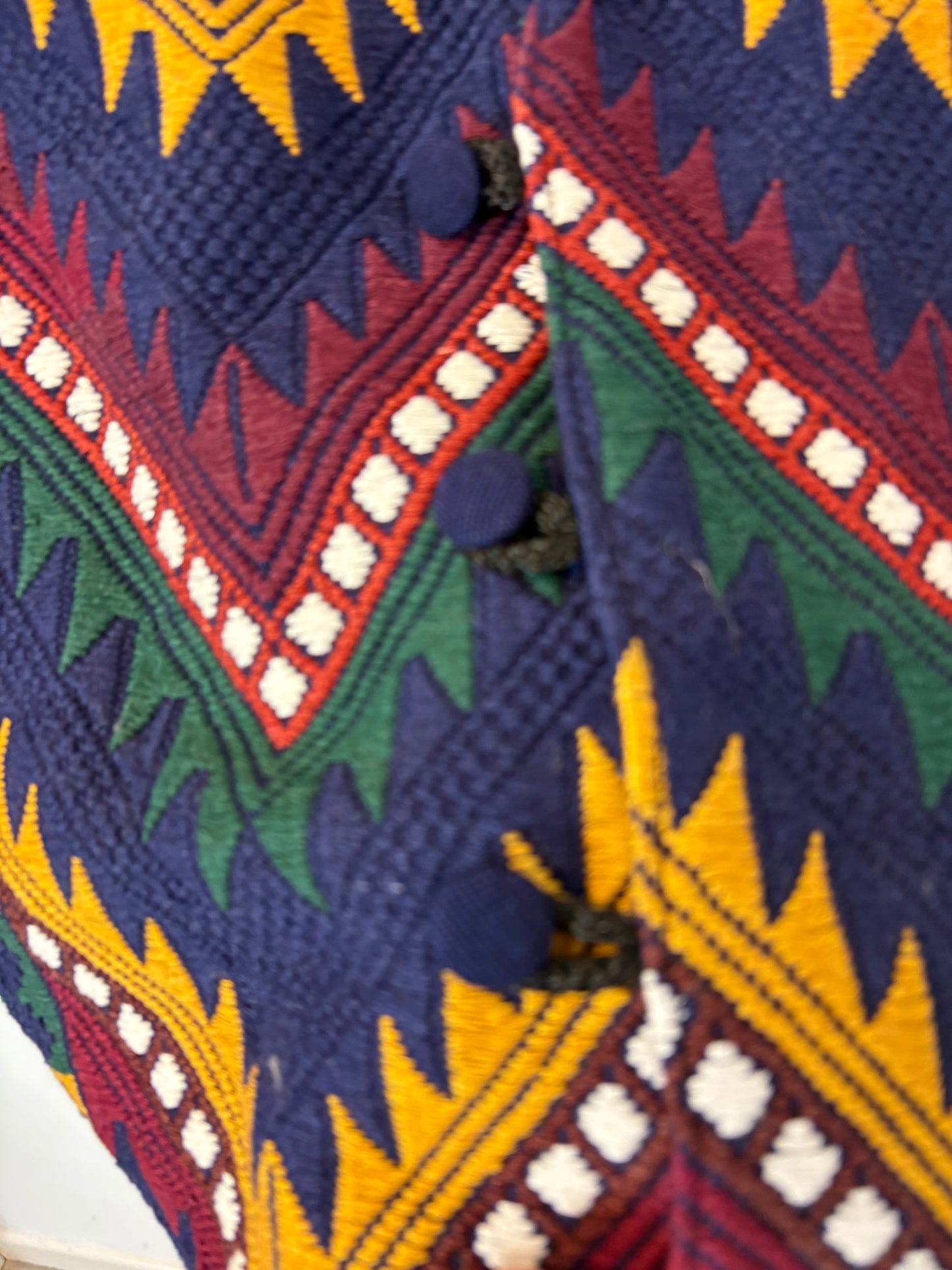 OTRAS. Chaleco azul bordado colores