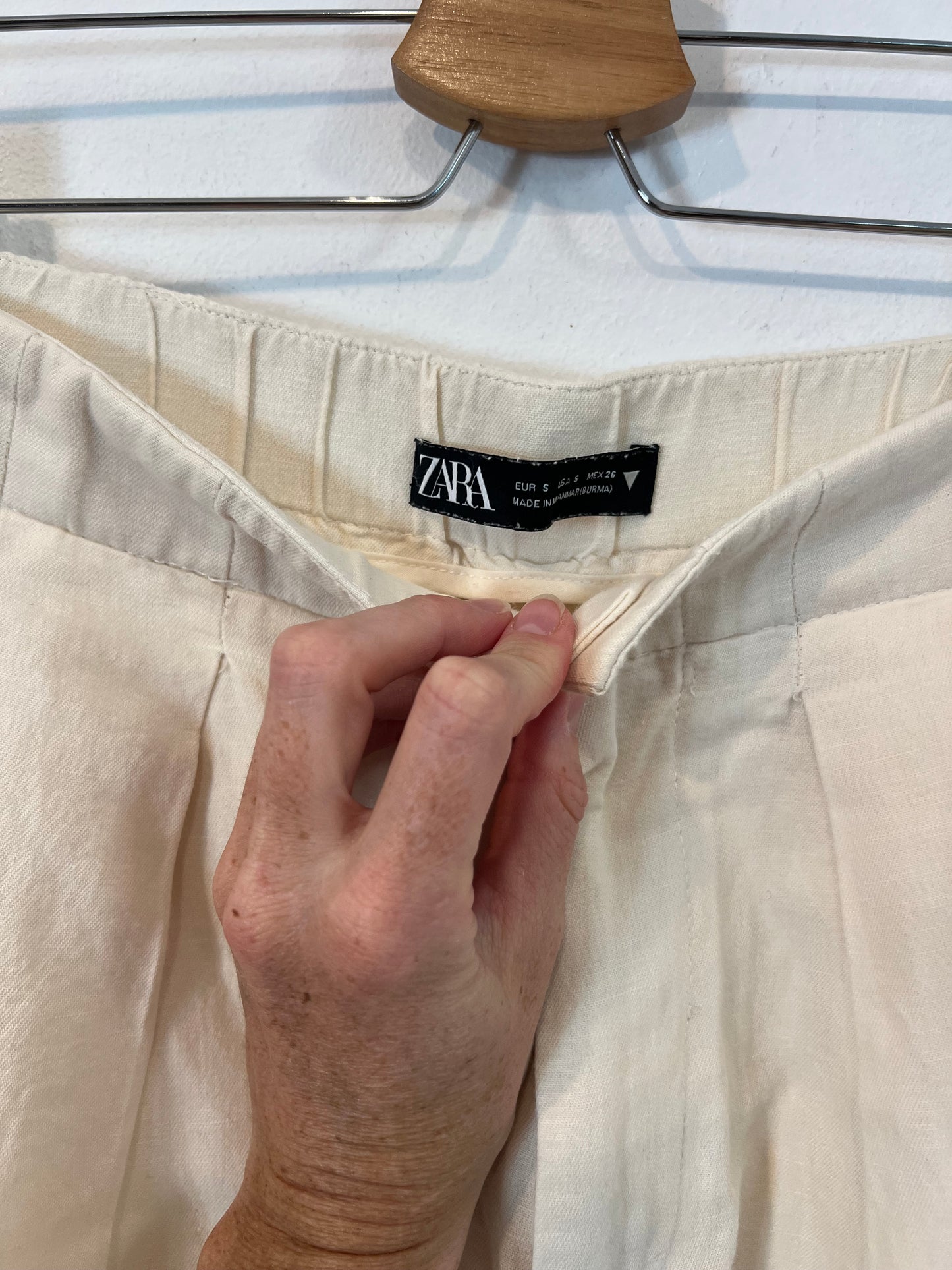 ZARA. Pantalón fluido beige T.s