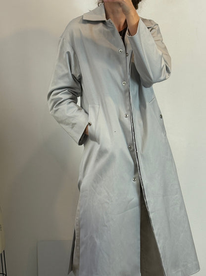 SCRIPTA. Gabardina larga gris claro