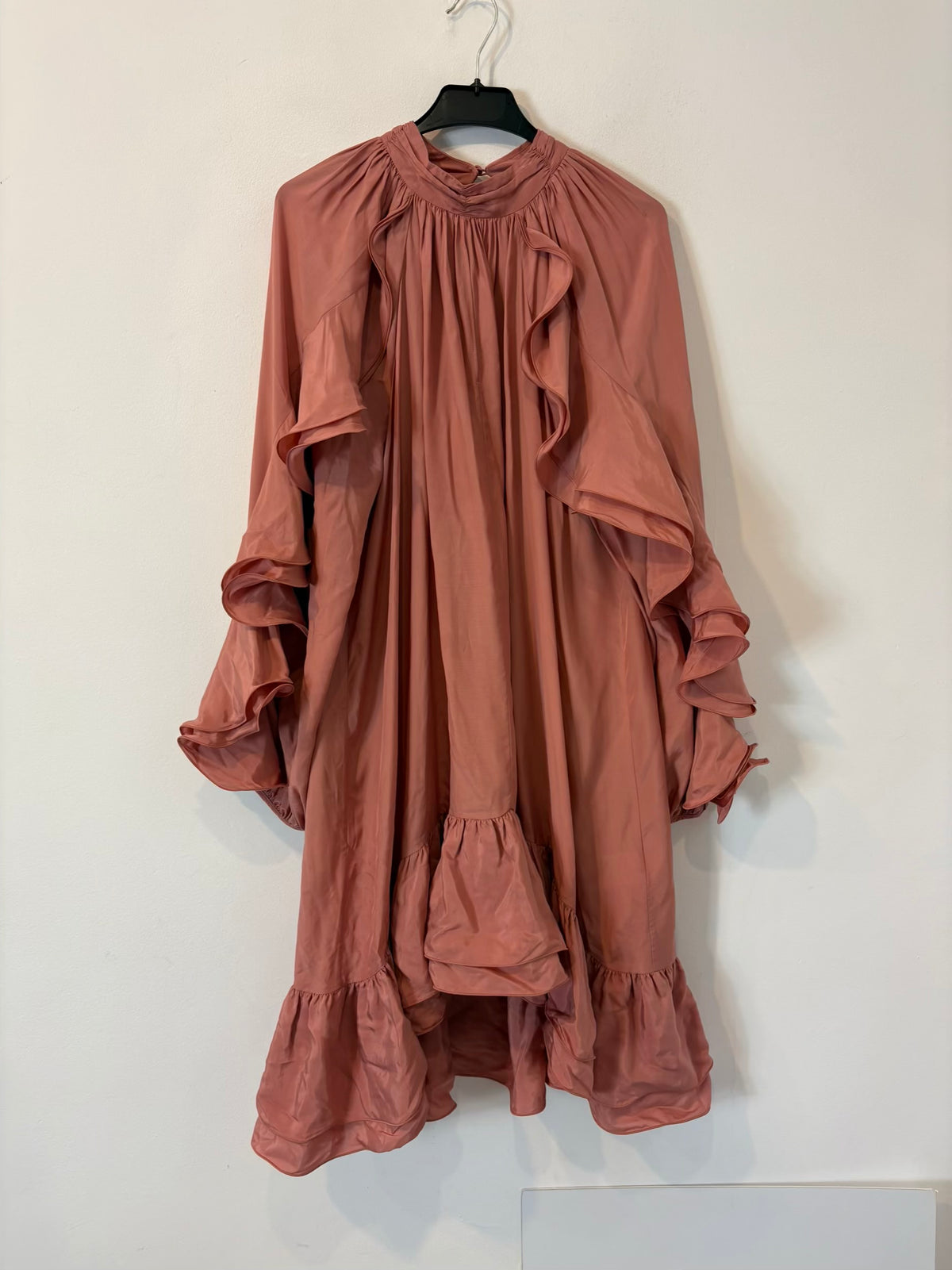 & OTHER STORIES. Vestido rosa volantes