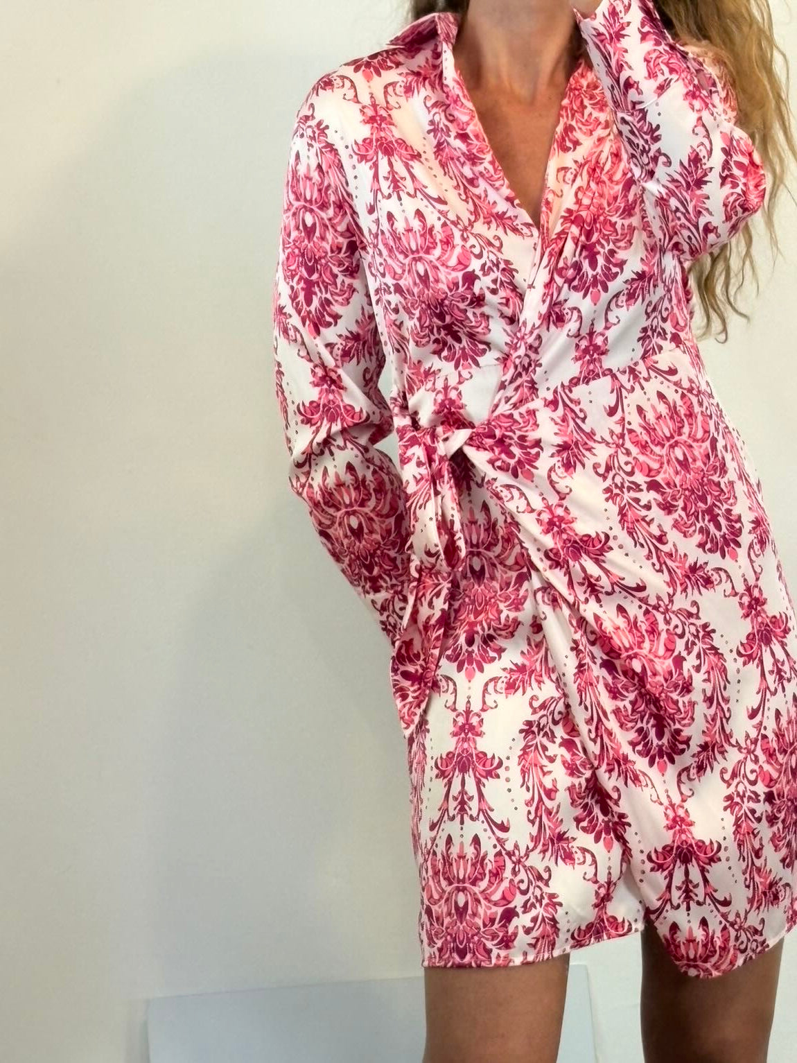 SEE IOU Juan Avellaneda. Vestido corto cruzado estampado rosa
