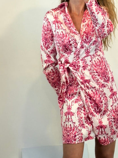 SEE IOU Juan Avellaneda. Vestido corto cruzado estampado rosa