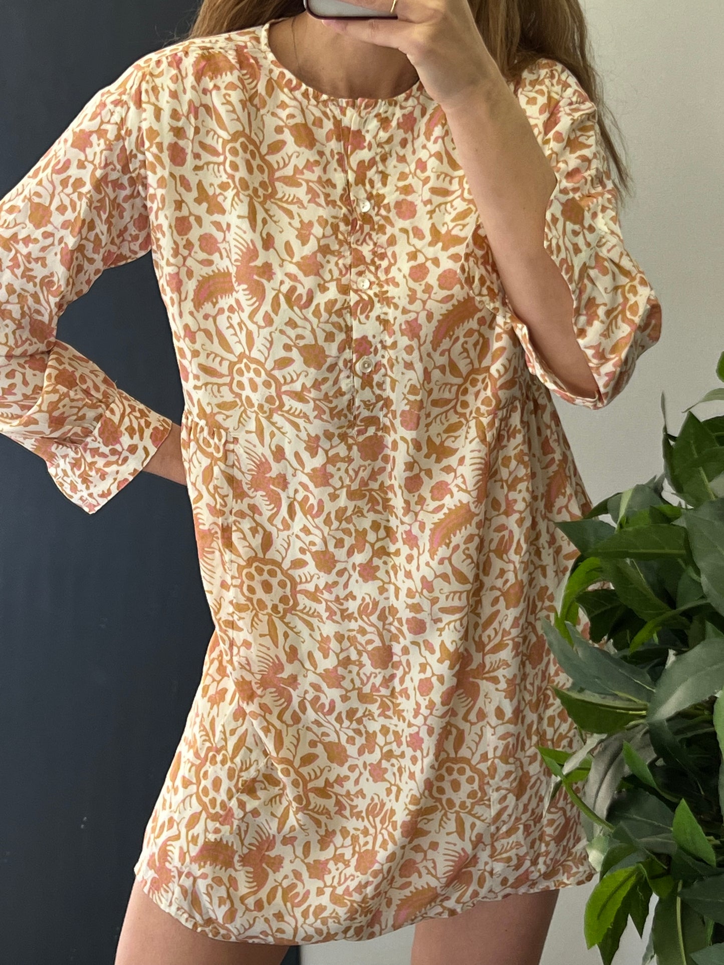 LOUISE MISHA. Vestido beige corto T.36