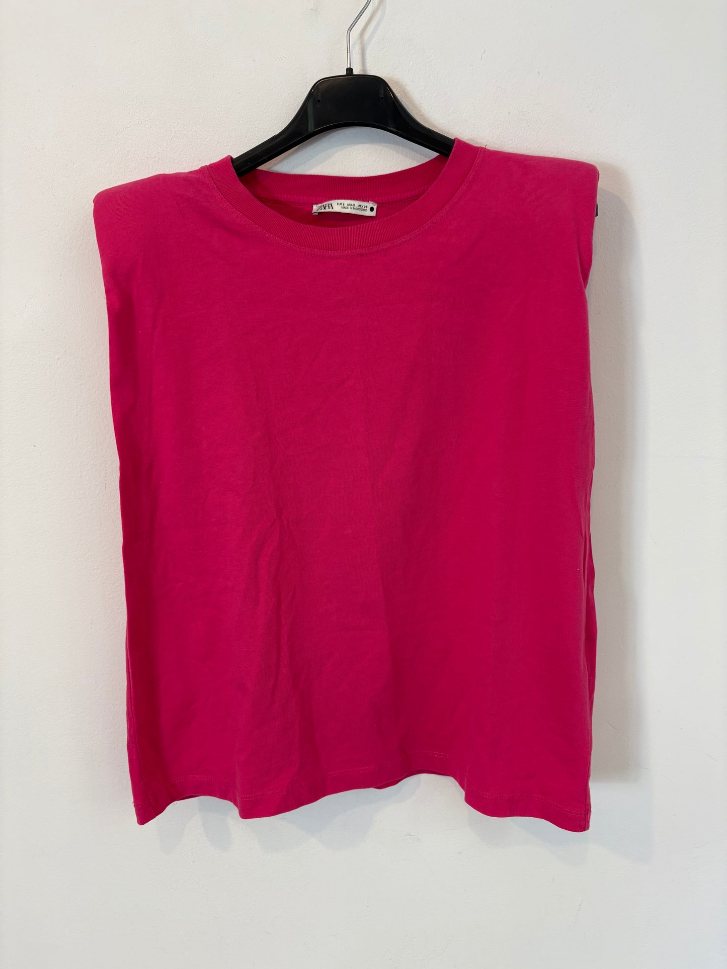 ZARA. Camiseta fucsia hombreras. T S