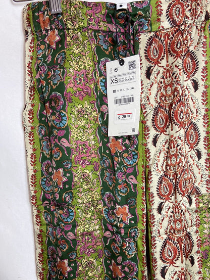 ZARA. Pantalones verdes estampado T.XS