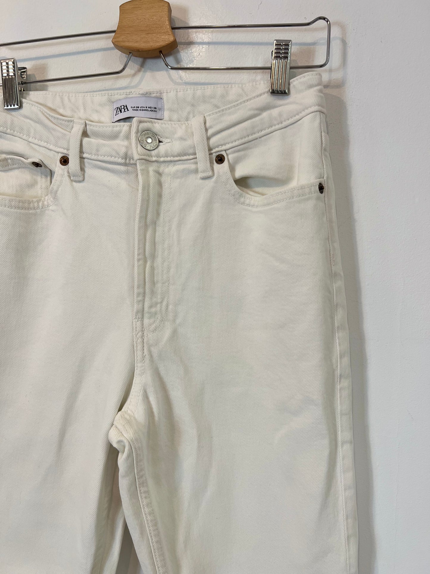 ZARA. Pantalón recto blanco  T.38