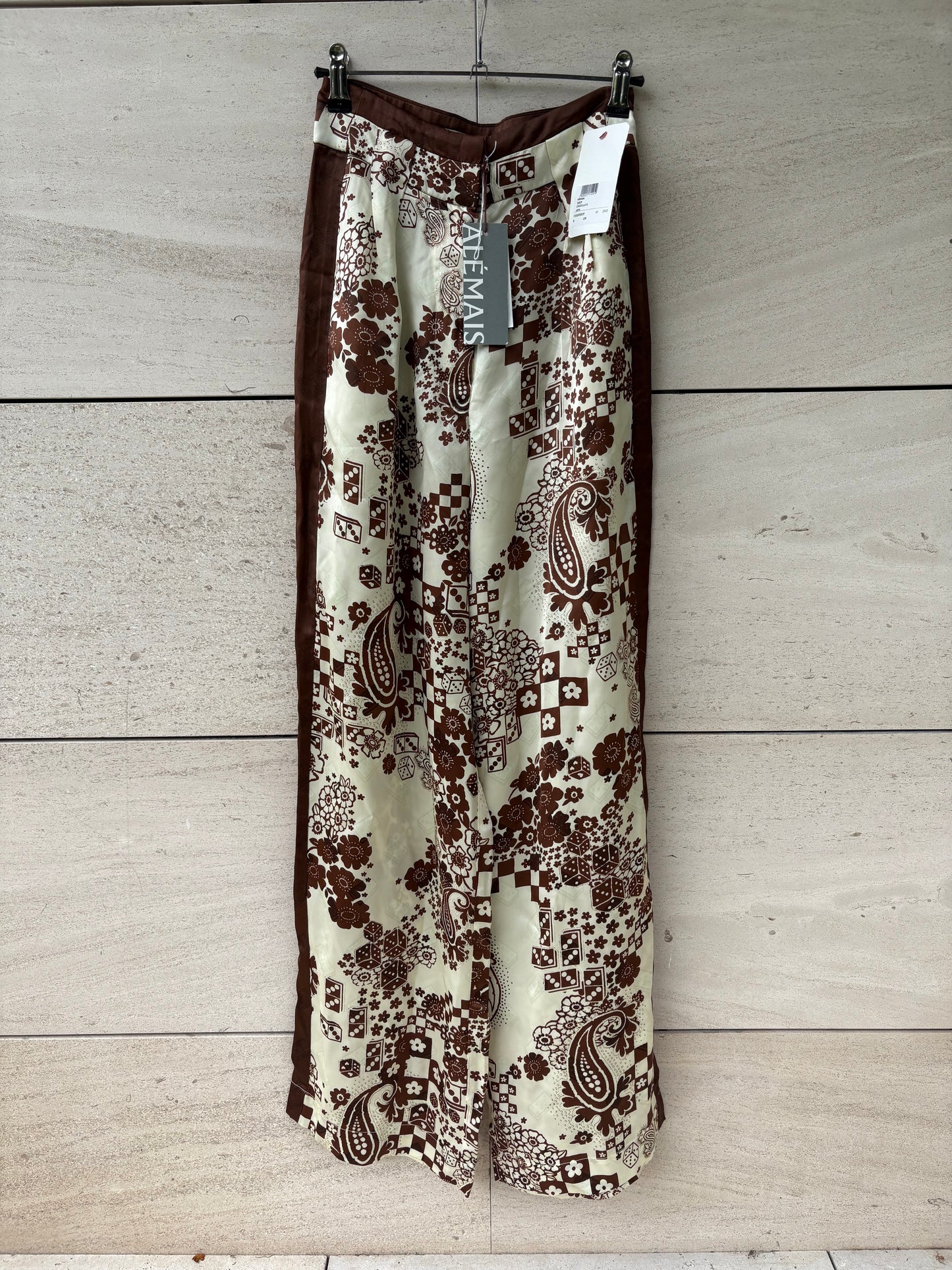 ALÉMAIS. Conjunto fluido  satinado estampado