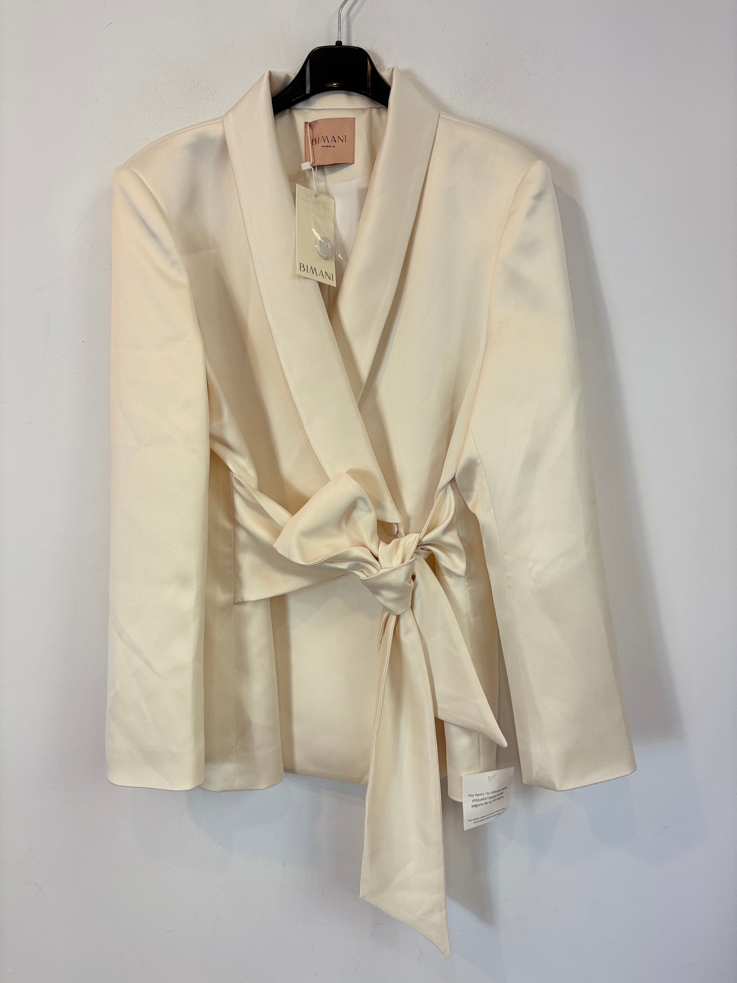 BIMANI. Traje de chaqueta marfil satinado