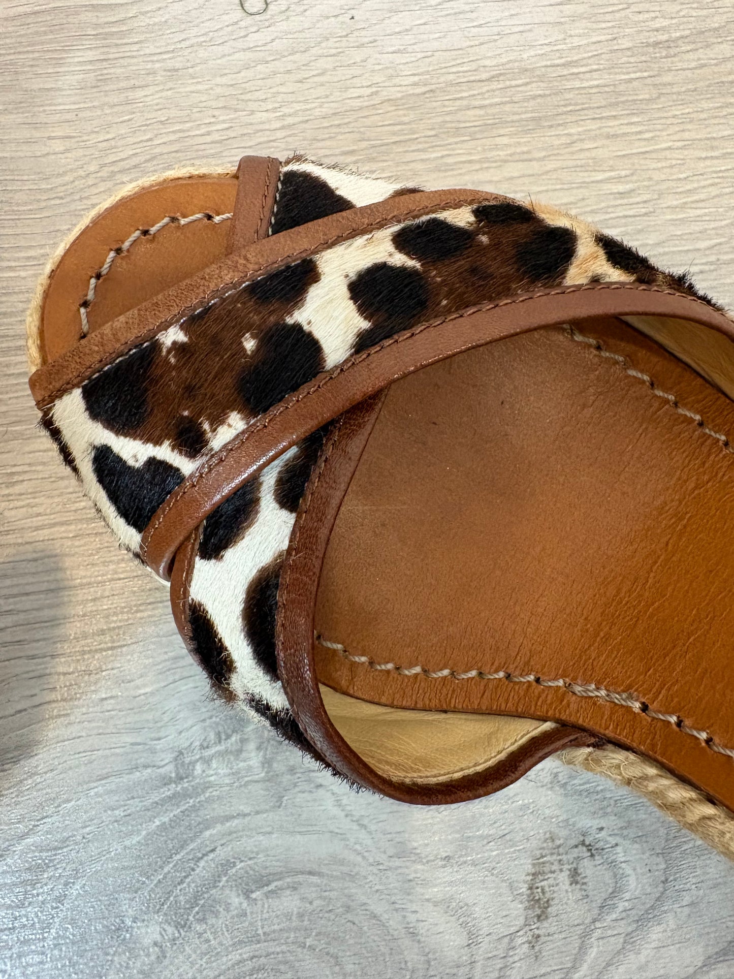 DOLCE & GABBANA. Cuñas animal print piel. T38