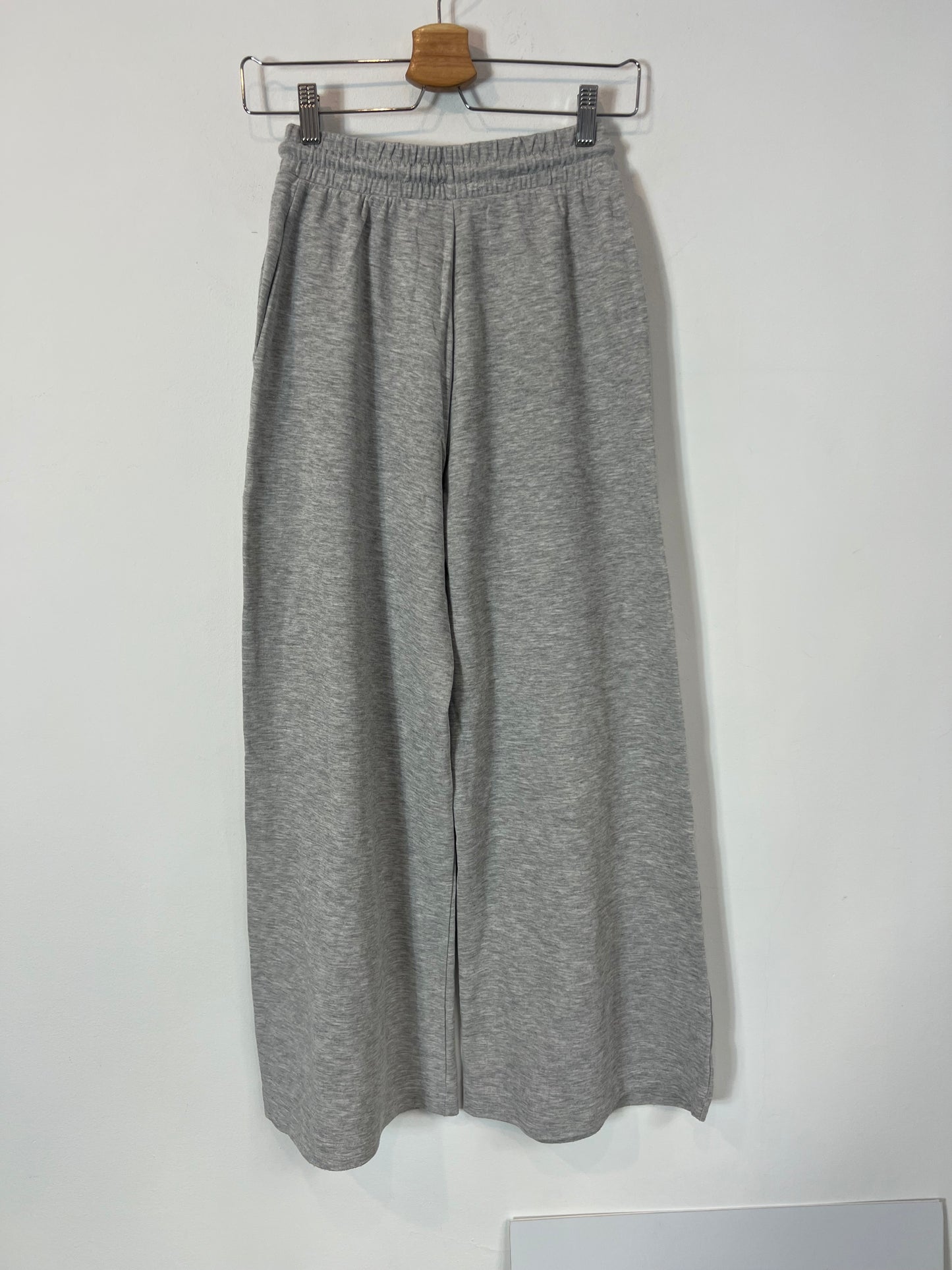 ZARA. Pantalón gris felpa. T S