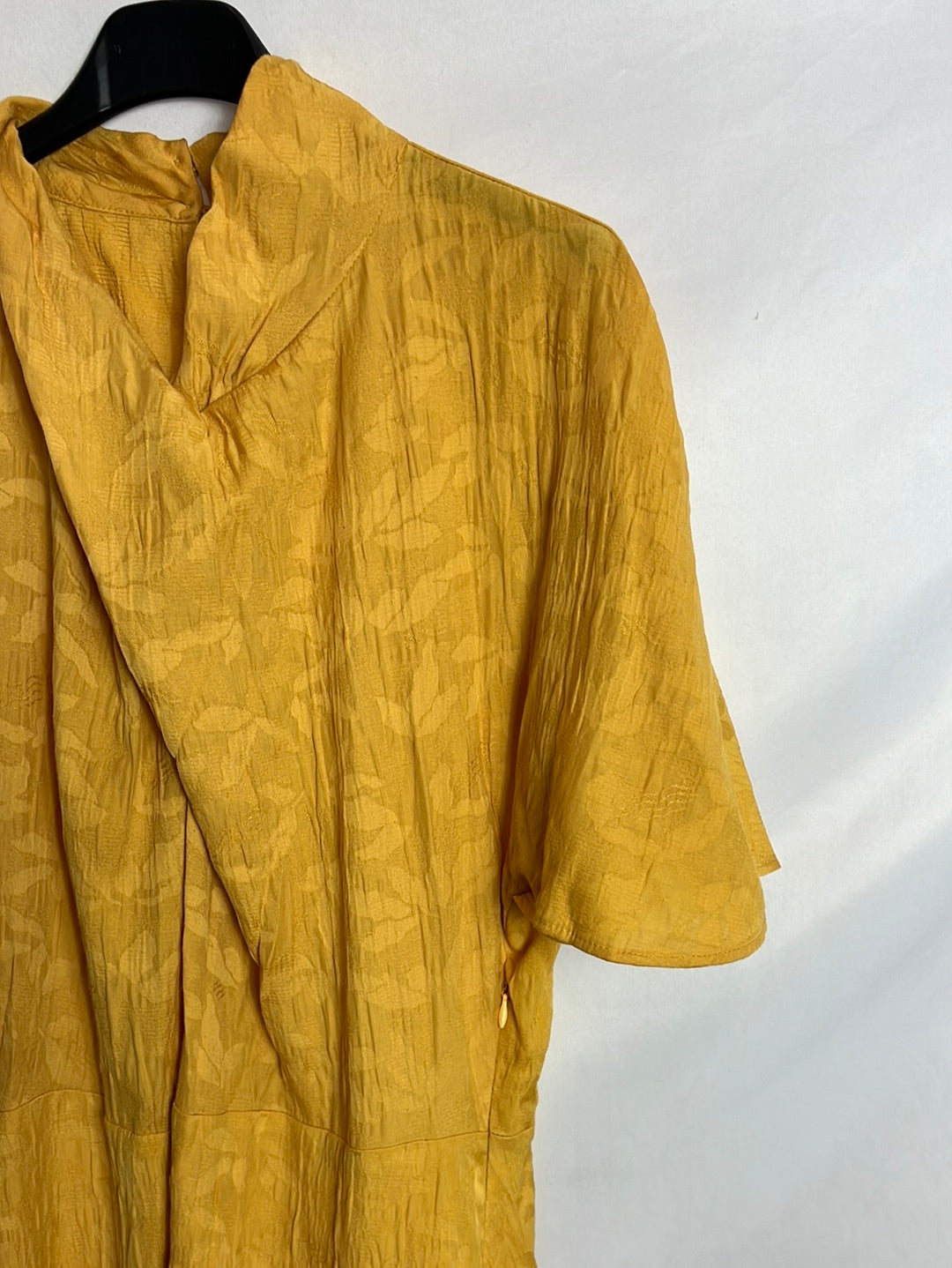 MANGO. Vestido largo mostaza textura. T XL