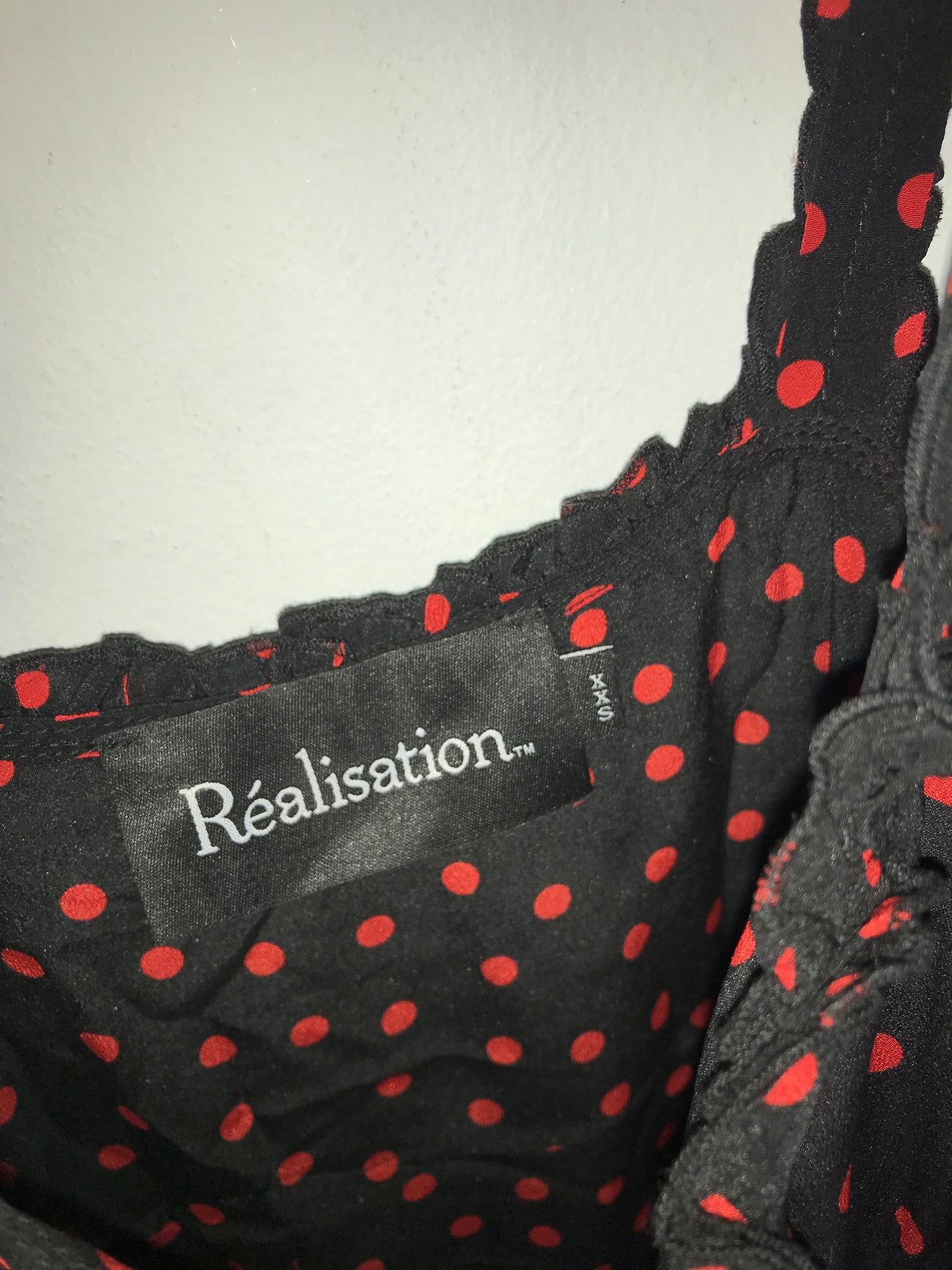 RÉALISATION. Vestido midi seda lunares rojos