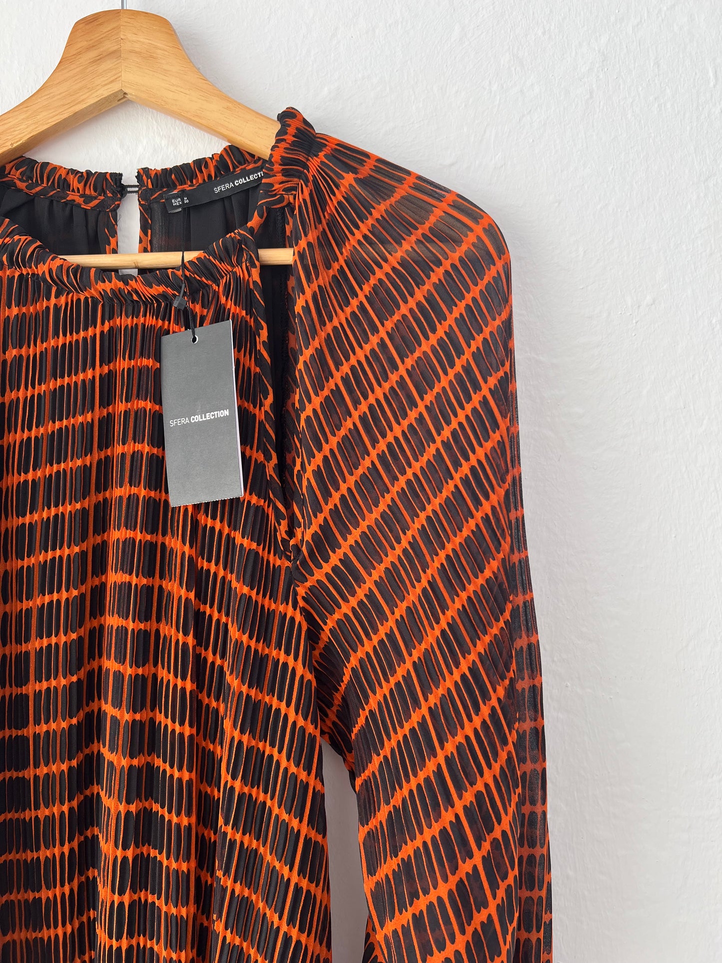 SFERA. Black and orange pleated dress TM