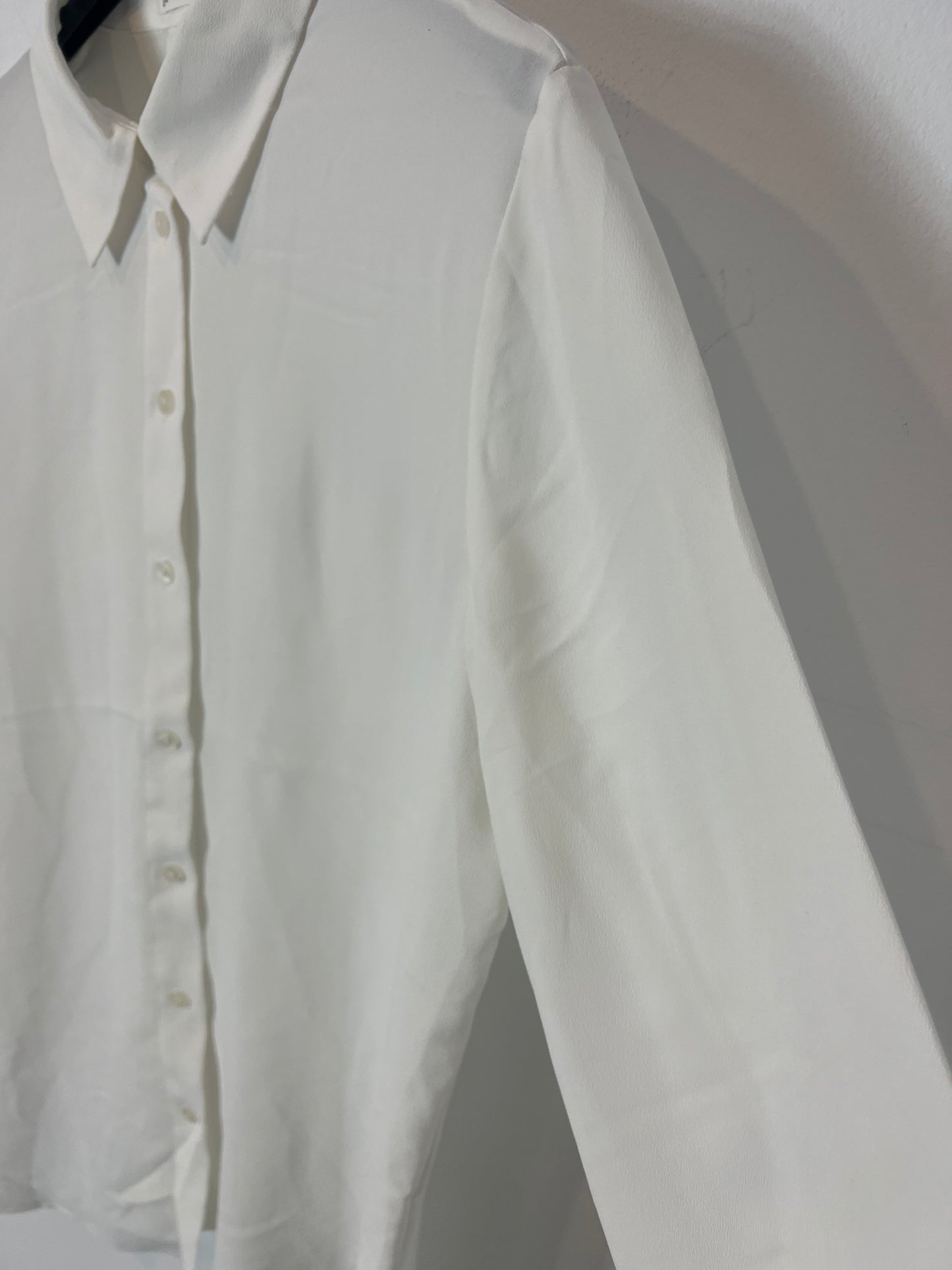 MANGO. Blusa fluida blanca. T S