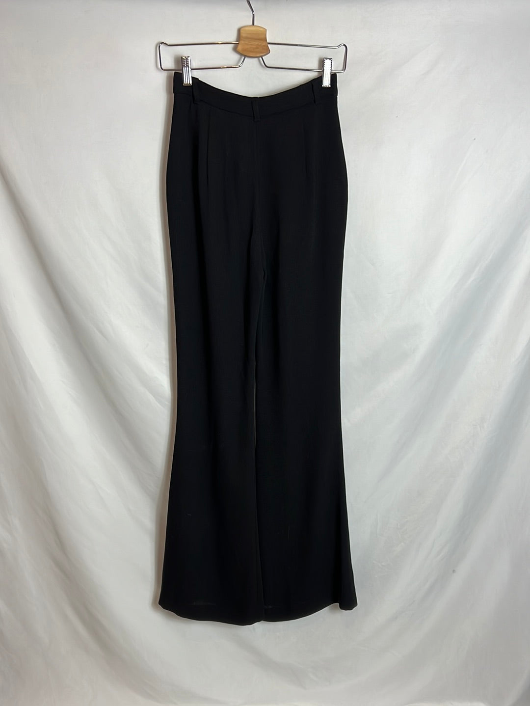 ZARA. Pantalón negro fluido acampanado. T XS