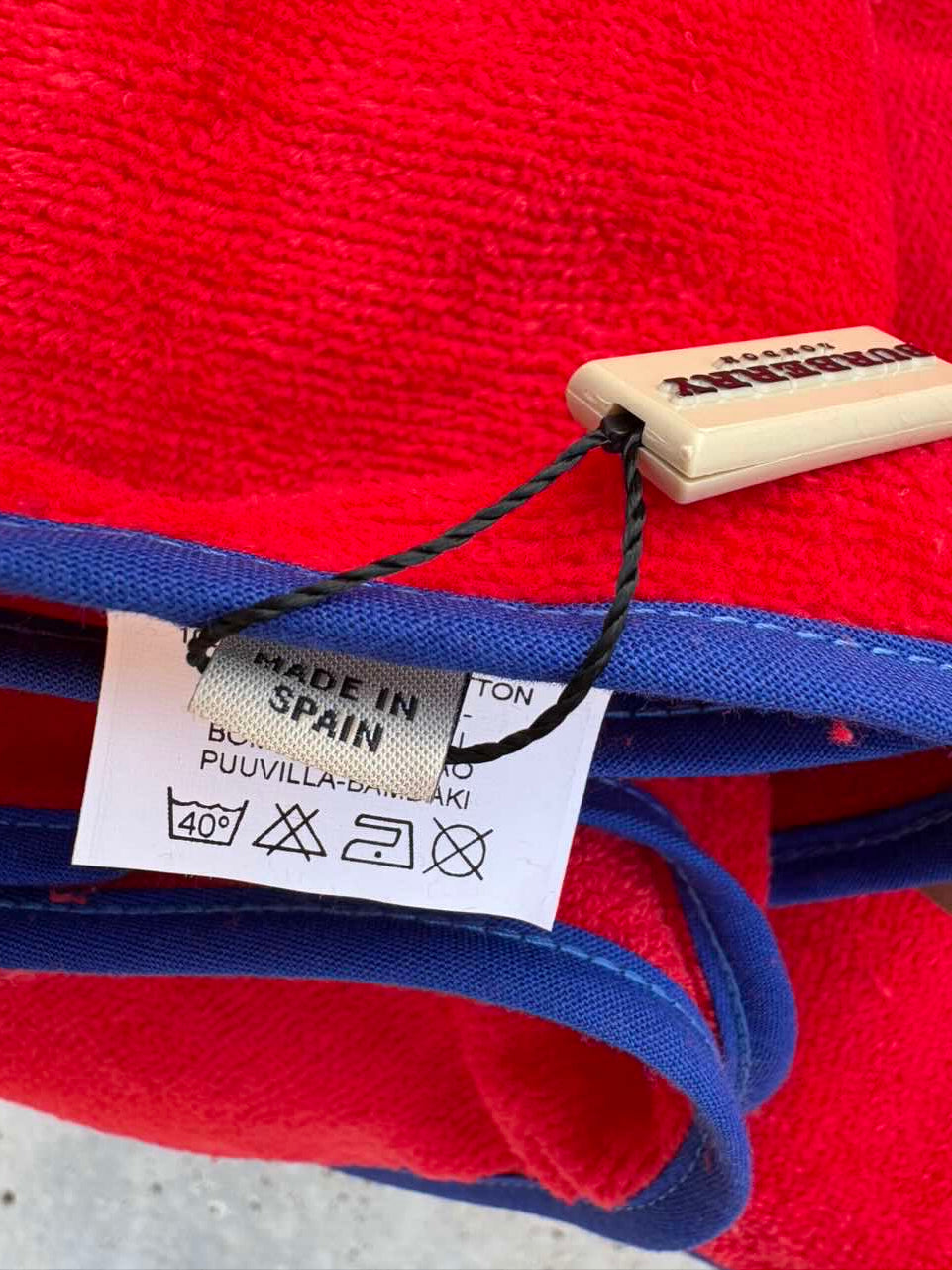 BURBERRY. Toalla de playa roja logo