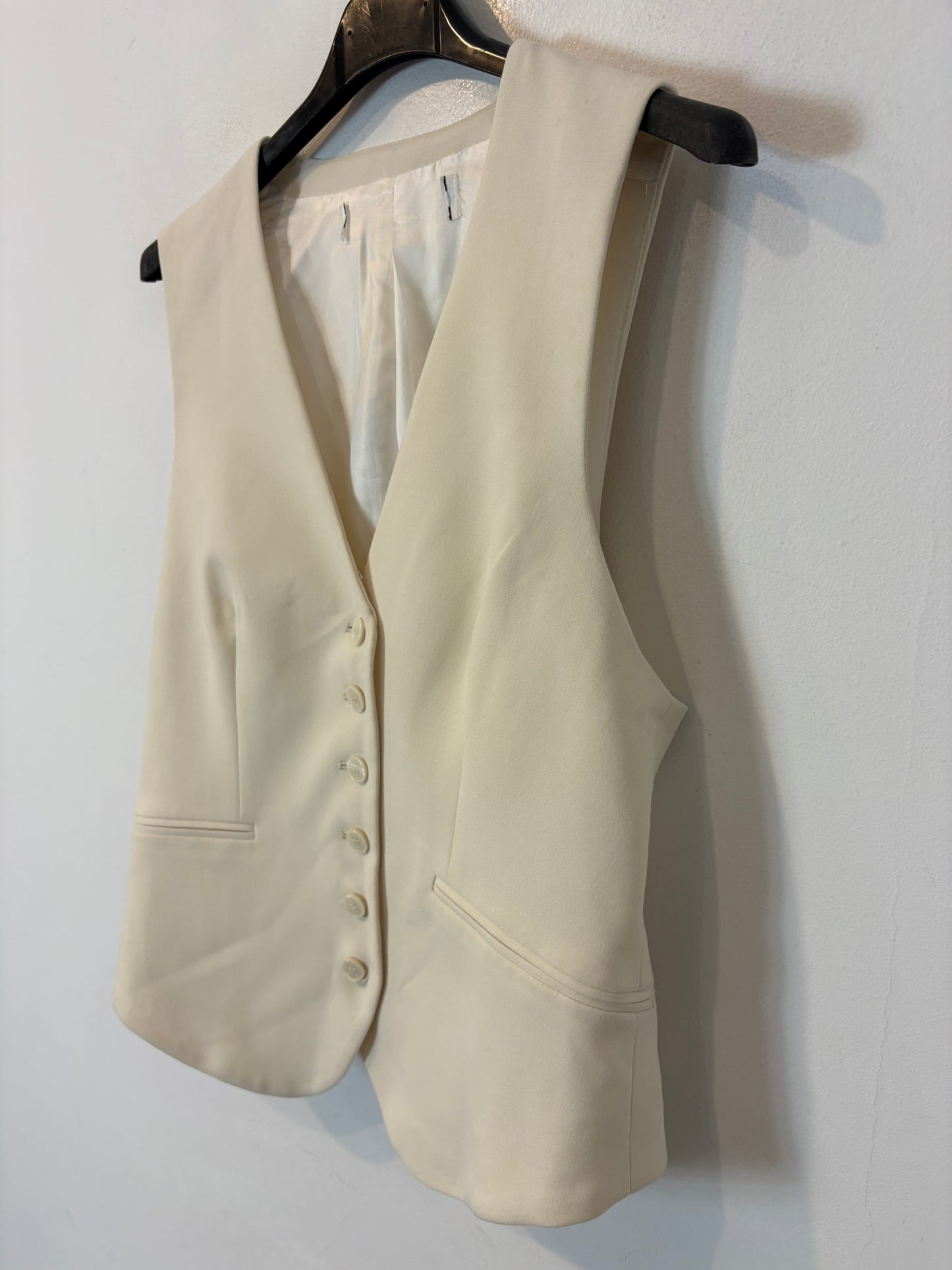 OTRAS. Chaleco abotonado beige claro