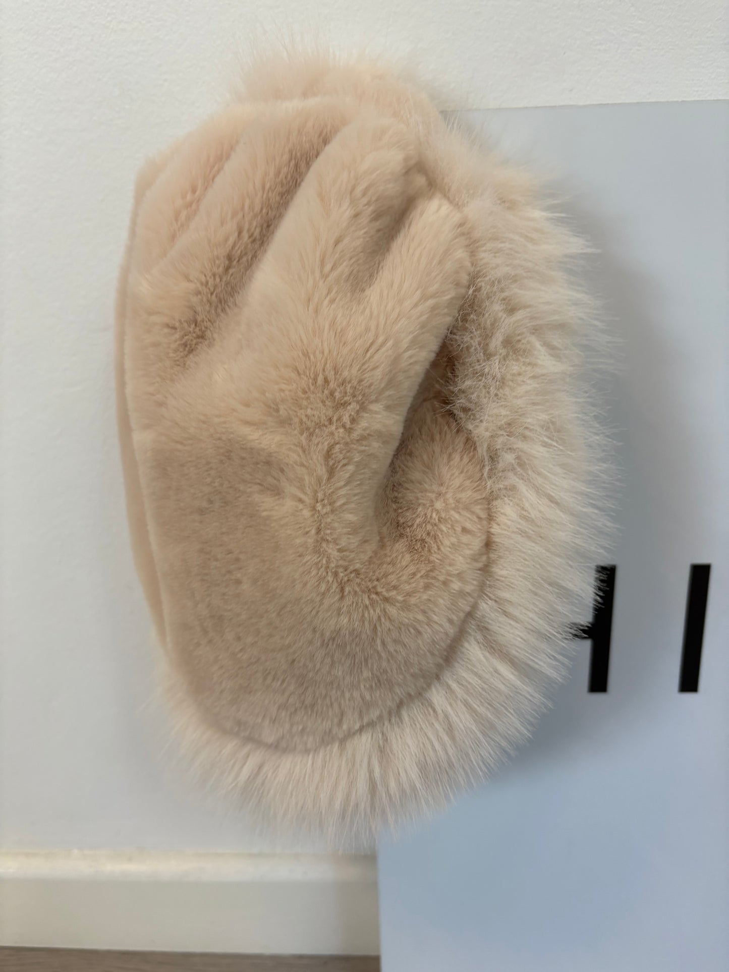 OTRAS. Gorro pelo beige