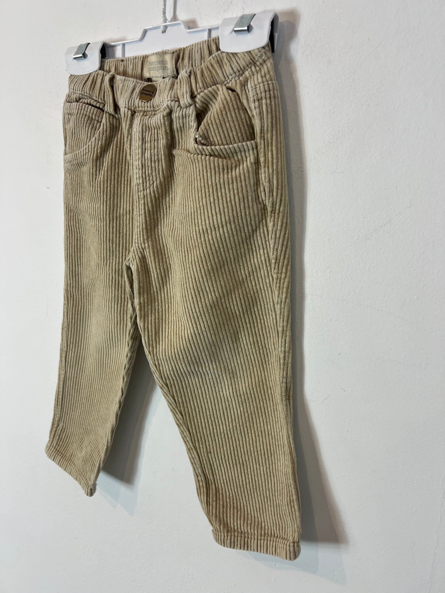 BONNET Á POMPON. Pantalón beige pana. T 2 años