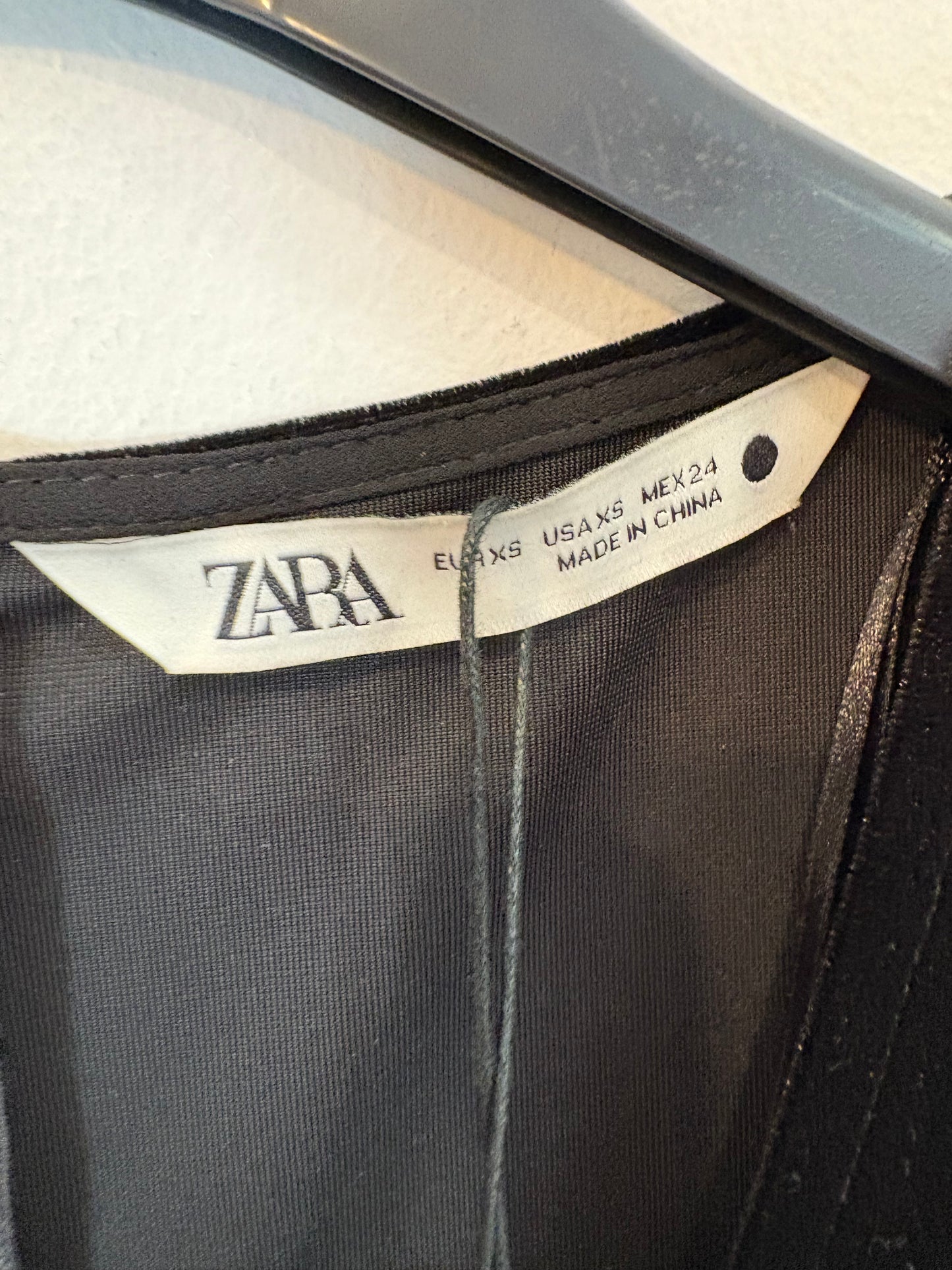 ZARA. Mono largo negro terciopelo. T XS